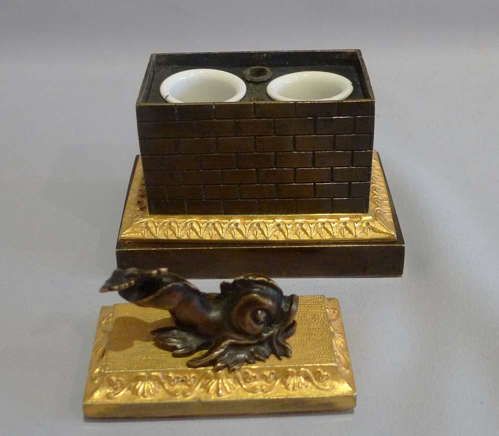 Patiné Encrier de style English Regency en bronze patiné et bronze doré avec monture en forme de dauphin en vente