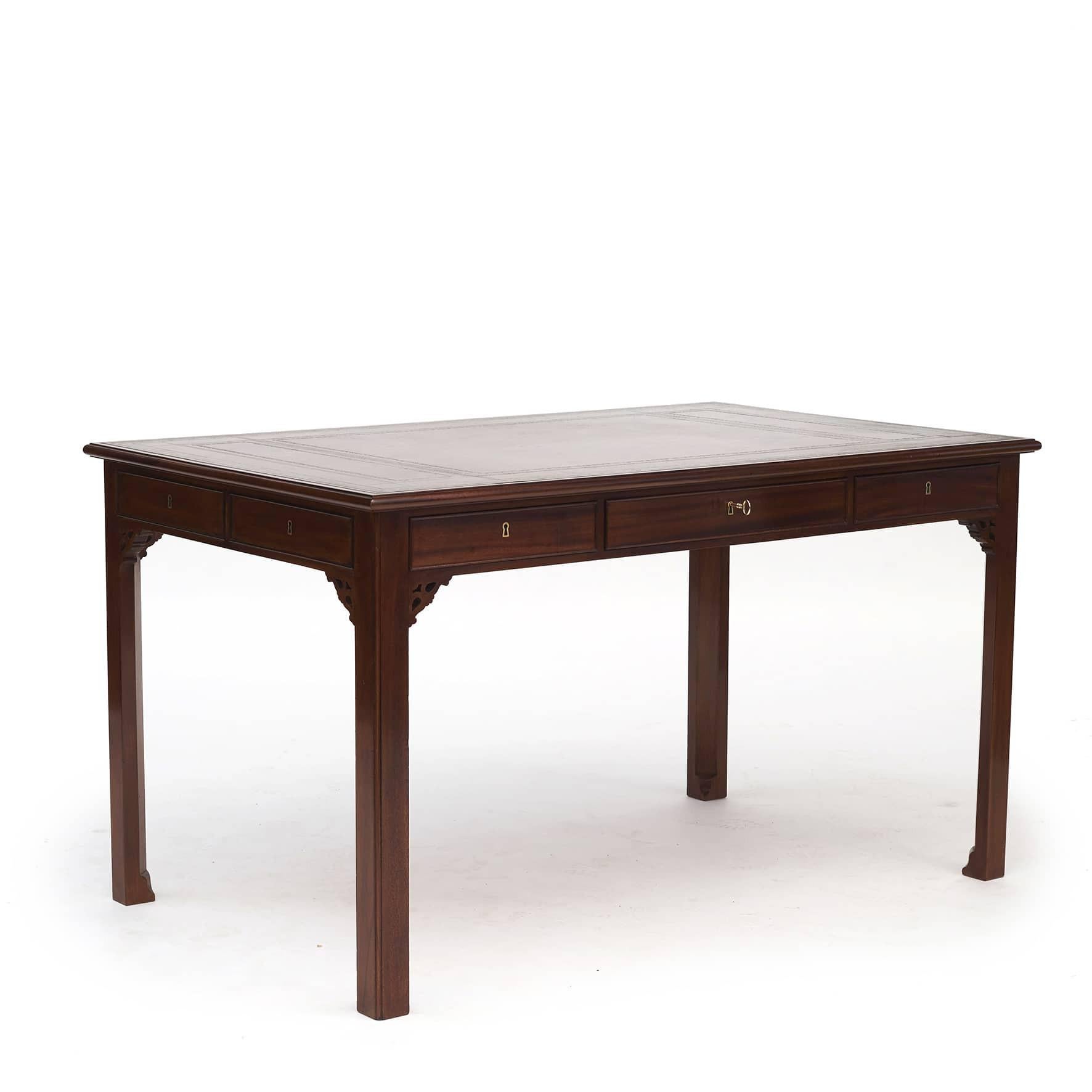 English Partners desk / desk with 3 drawers on each side. End has imitated drawers.
Top has inlaid reddish-brown leather with embossed patterns, faint remnants of gold.
God patina.
The table is made in fine carpentry quality.

Height for frame: