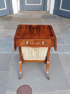 Tavolo da cucito intarsiato a un cassetto in legno di Kingswood inglese, con tavolo da cucito orig. Rotelle 1810