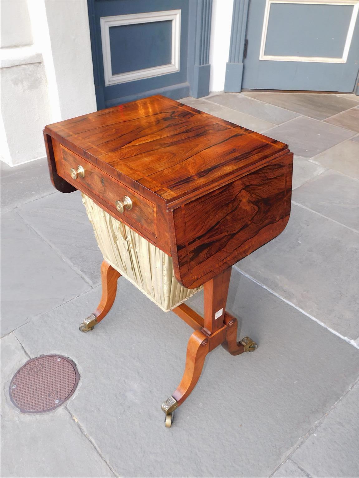 Sculpté à la main Table à couture incrustée Kingswood de style English Regency avec Orig. Roulettes 1810 en vente