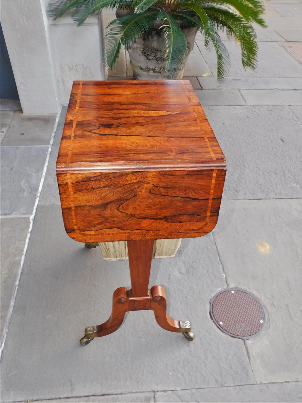Table à couture incrustée Kingswood de style English Regency avec Orig. Roulettes 1810 Excellent état - En vente à Charleston, SC
