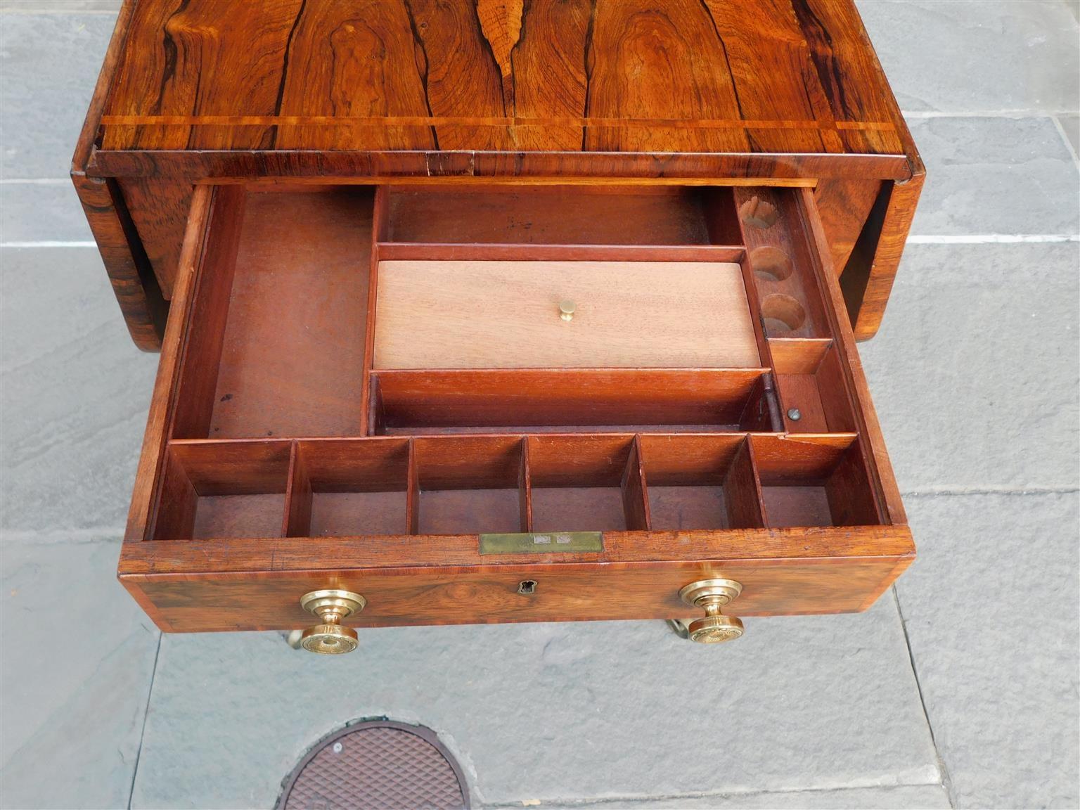 Table à couture incrustée Kingswood de style English Regency avec Orig. Roulettes 1810 en vente 1