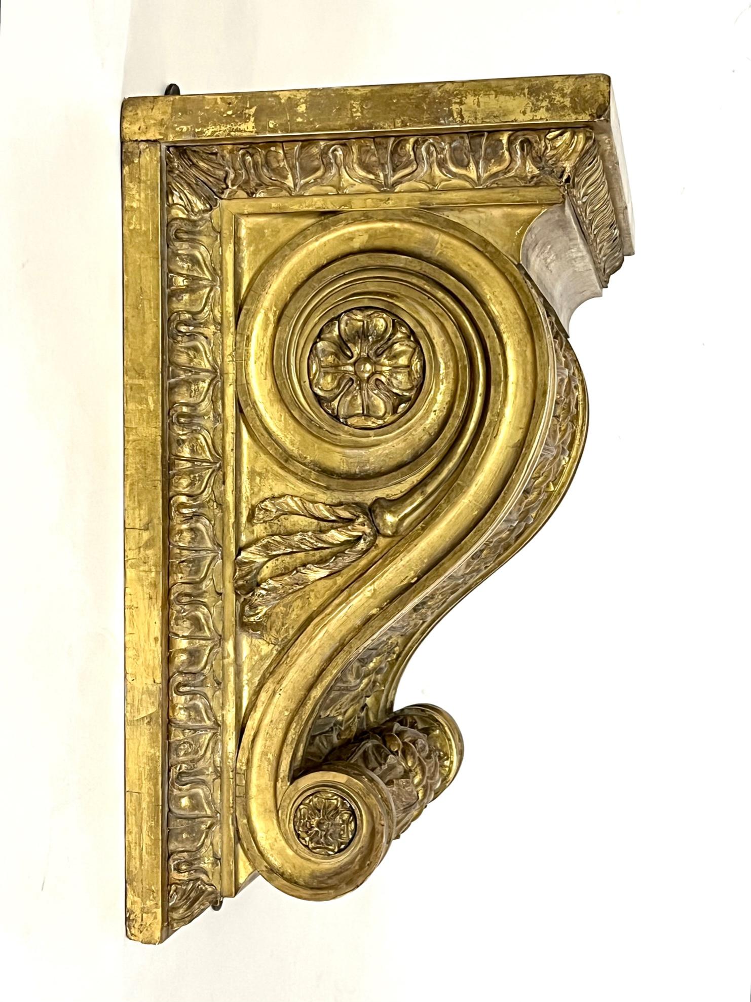 Ménsula de pared neoclásica inglesa de madera dorada a gran escala de la Regencia, hacia 1825 Hecho a mano en venta