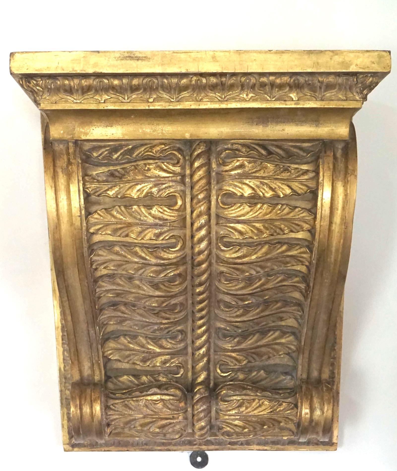 Ménsula de pared neoclásica inglesa de madera dorada a gran escala de la Regencia, hacia 1825 Madera dorada en venta