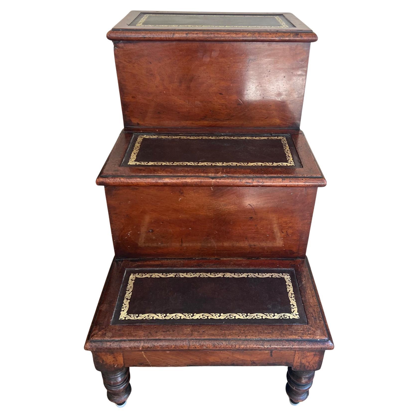Bibliothèque / marchepieds de style Régence, fabriqués en Angleterre vers 1810.  Les trois marches sont recouvertes de cuir doré, la marche supérieure s'ouvre sur un espace de rangement peu profond, la marche centrale comprend un espace de rangement