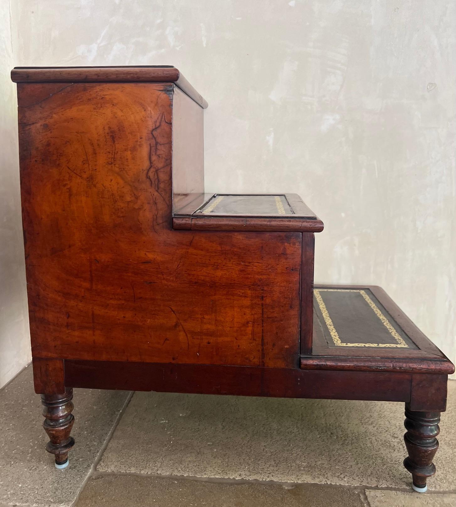 Anglais Steps de style English Regency couvertes de cuir avec rangement, vers 1810 en vente