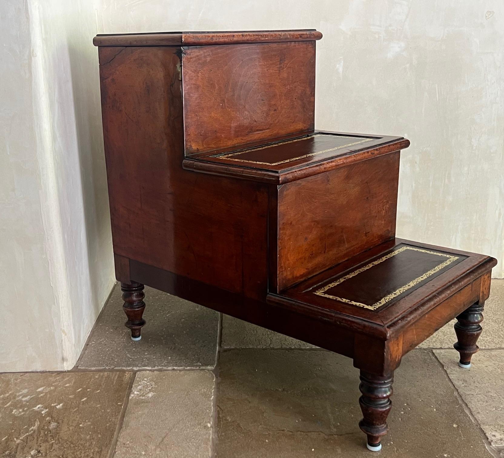 Steps de style English Regency couvertes de cuir avec rangement, vers 1810 Bon état - En vente à Ross, CA