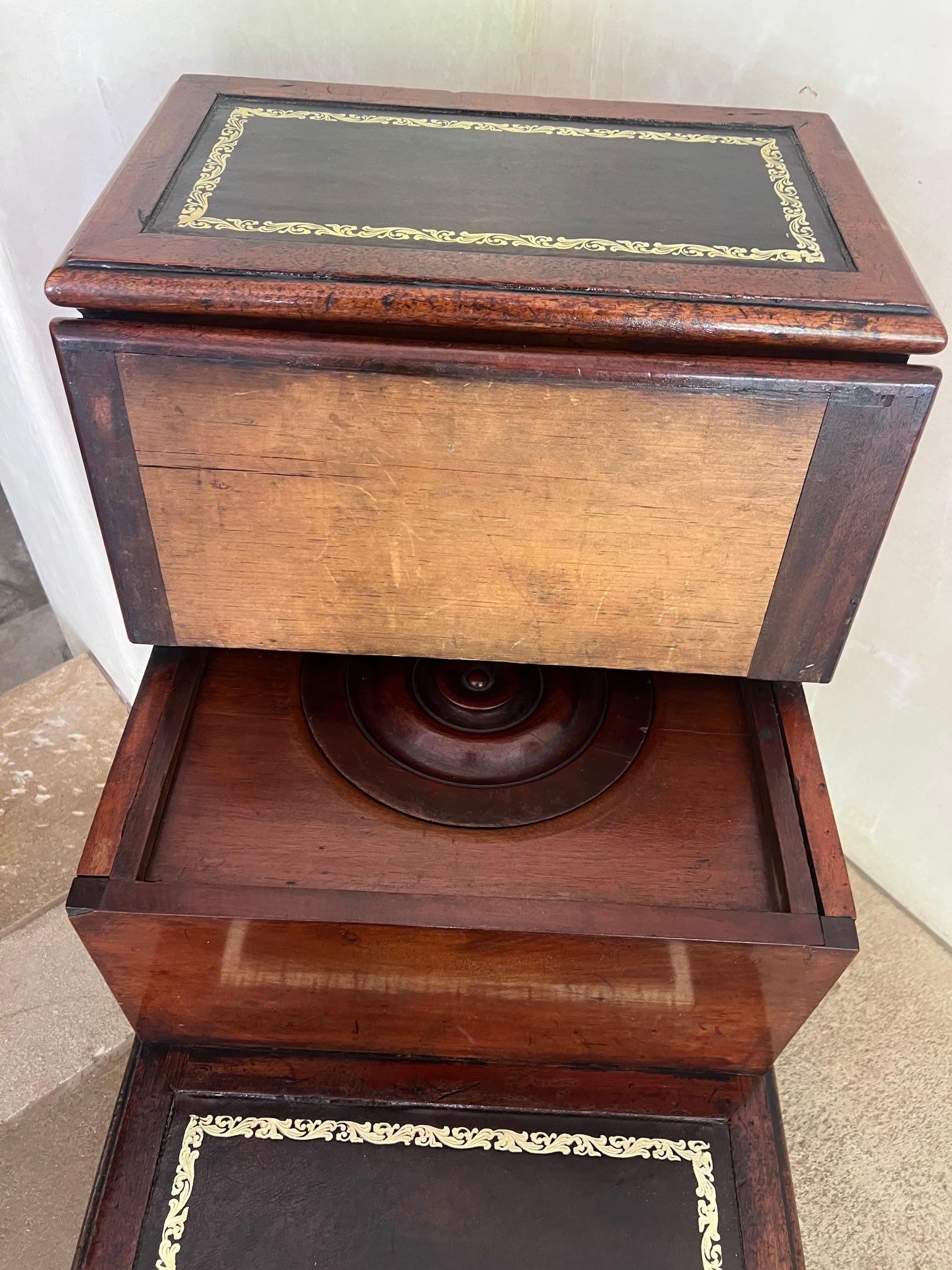 Début du XIXe siècle Steps de style English Regency couvertes de cuir avec rangement, vers 1810 en vente