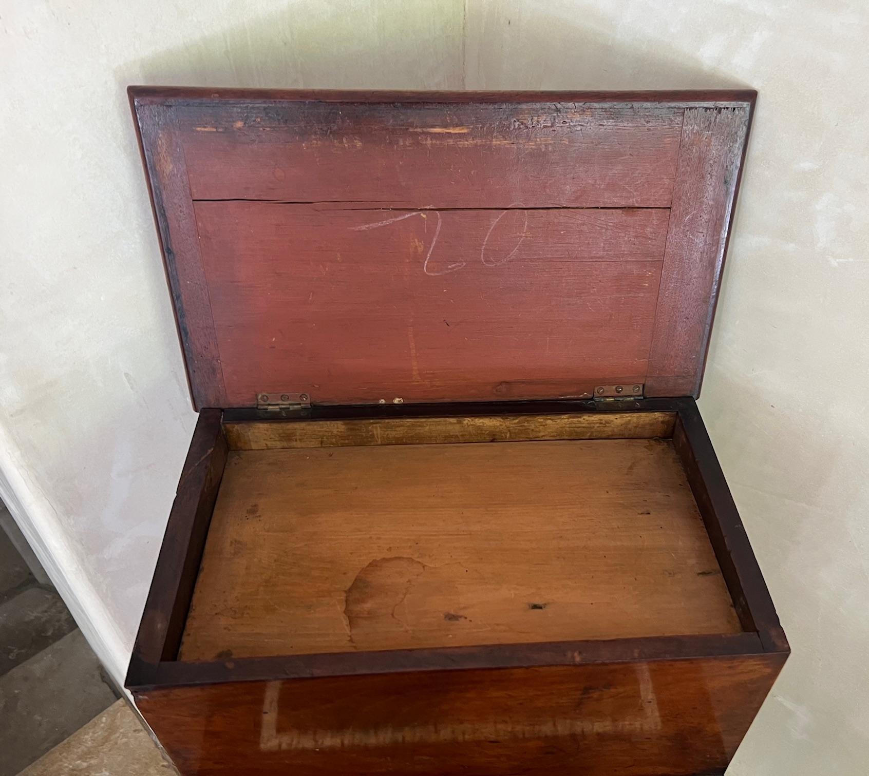 Cuir Steps de style English Regency couvertes de cuir avec rangement, vers 1810 en vente