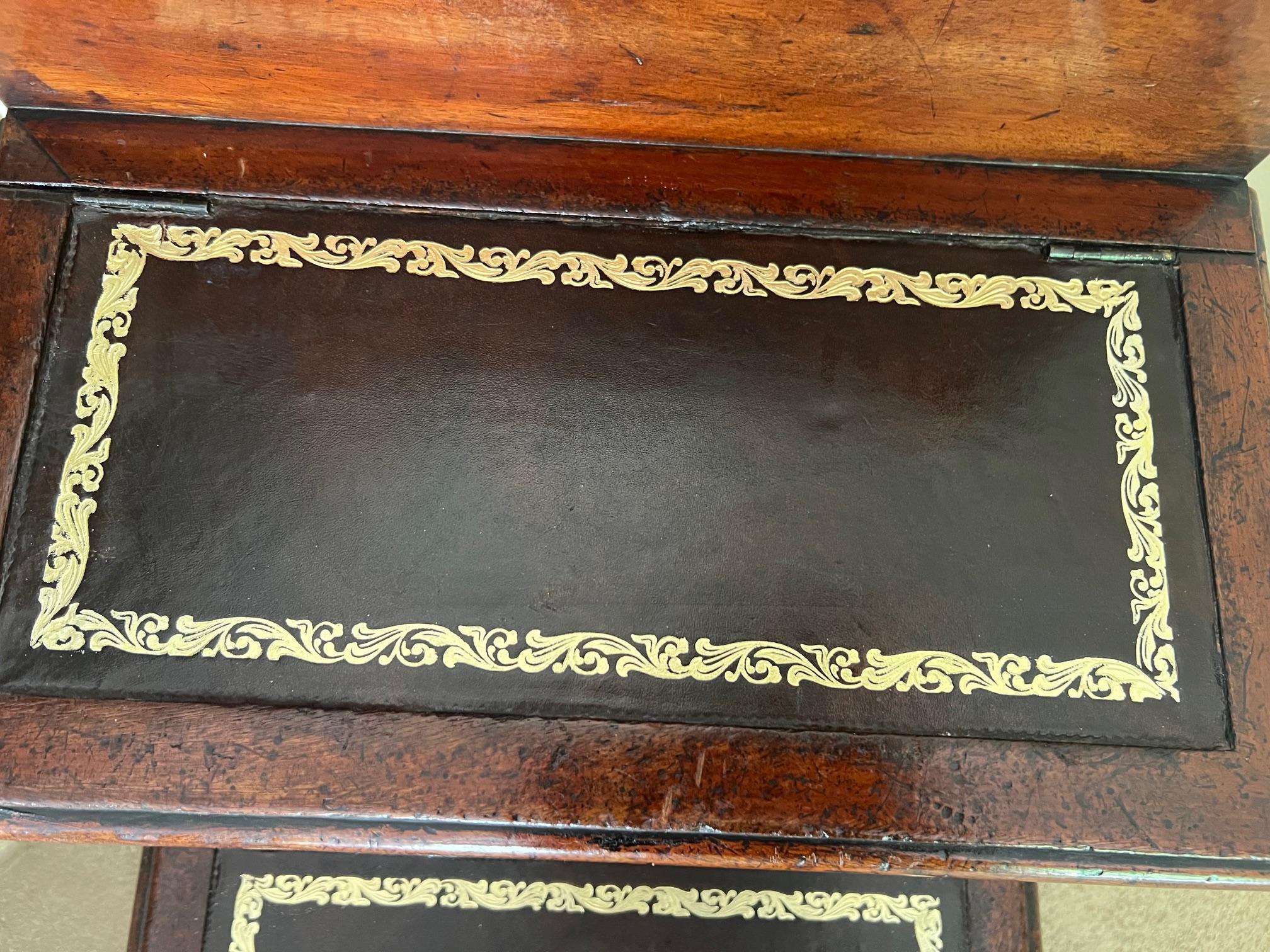 Steps de style English Regency couvertes de cuir avec rangement, vers 1810 en vente 1