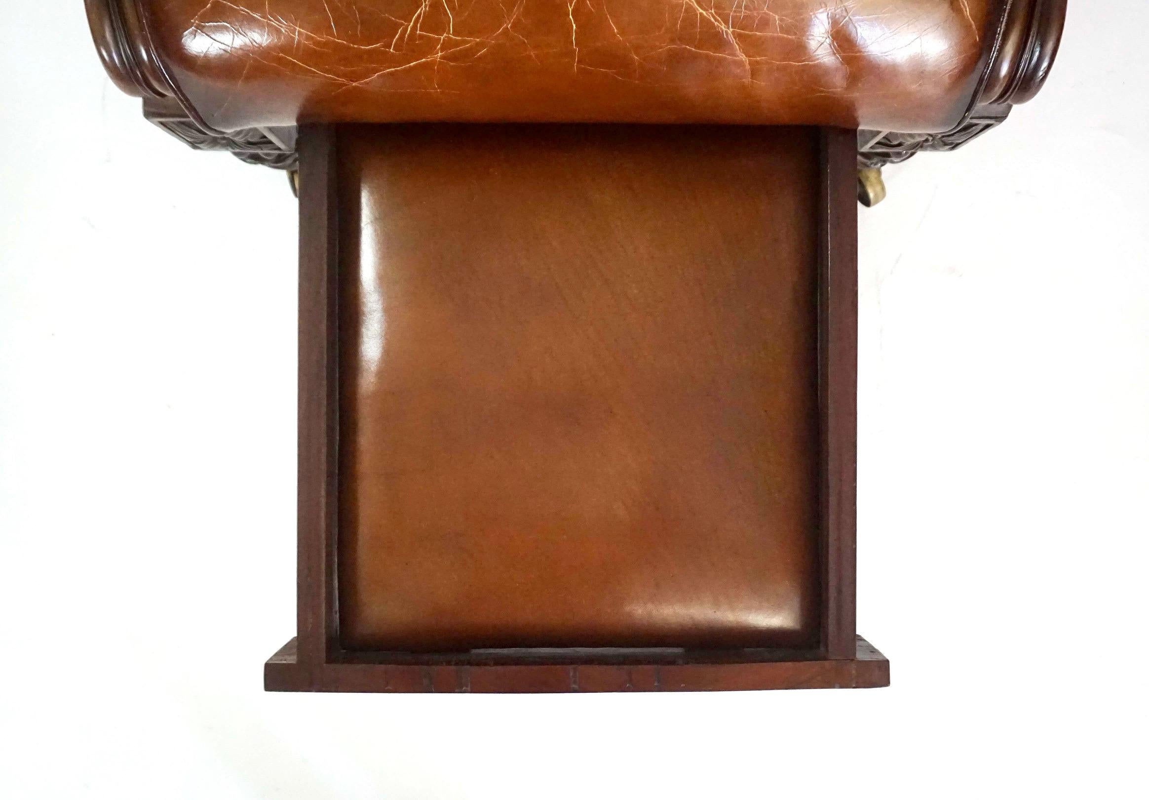 Fauteuil inclinable Regency en acajou tapissé de cuir, vers 1830 en vente 3