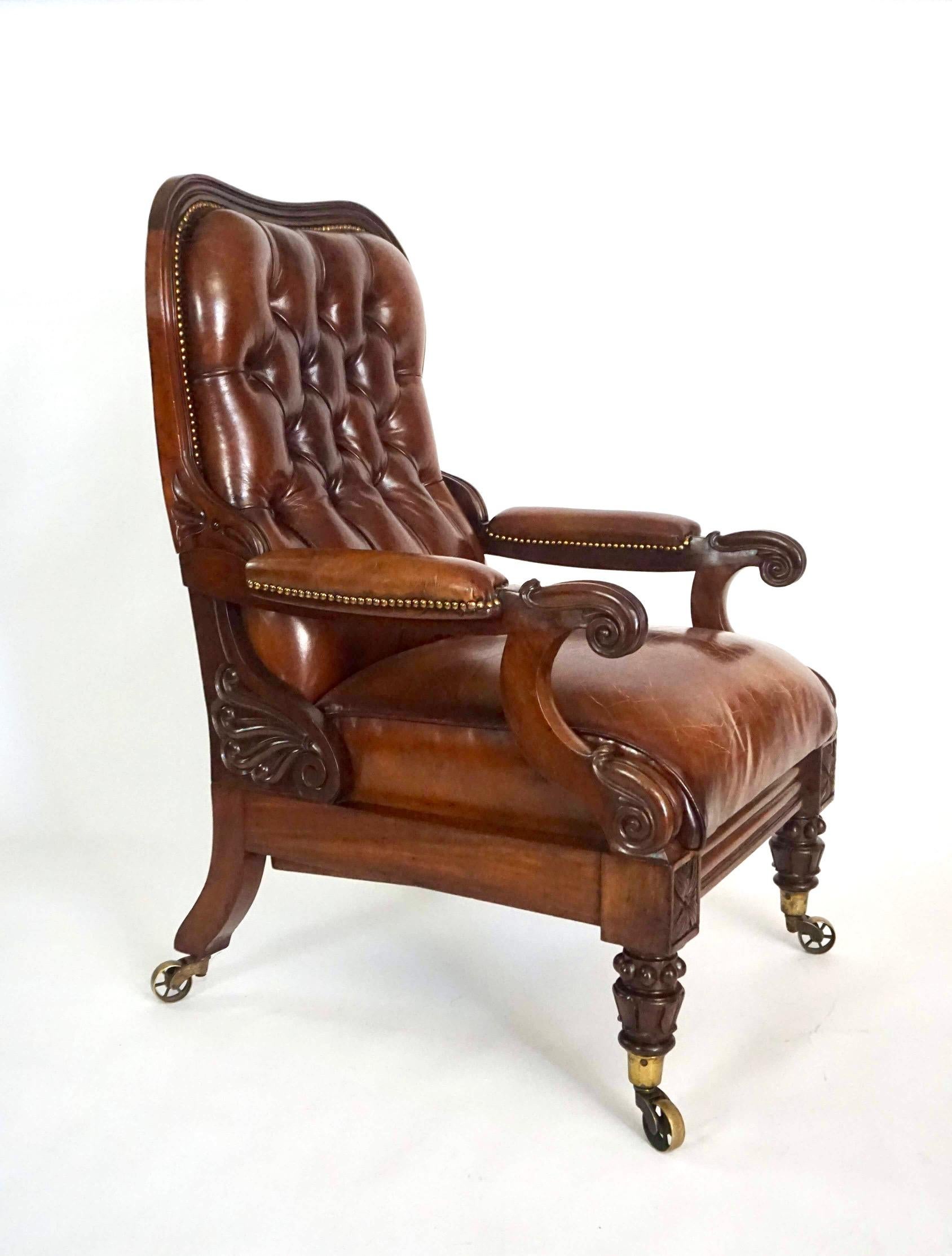 Remarquable fauteuil inclinable de grande taille, d'époque George IV ou Guillaume IV, vers 1830, anglais, peut-être irlandais, de style régence tardive, dont la structure en acajou sculpté est tapissée de cuir. Le dossier inclinable et rembourré est