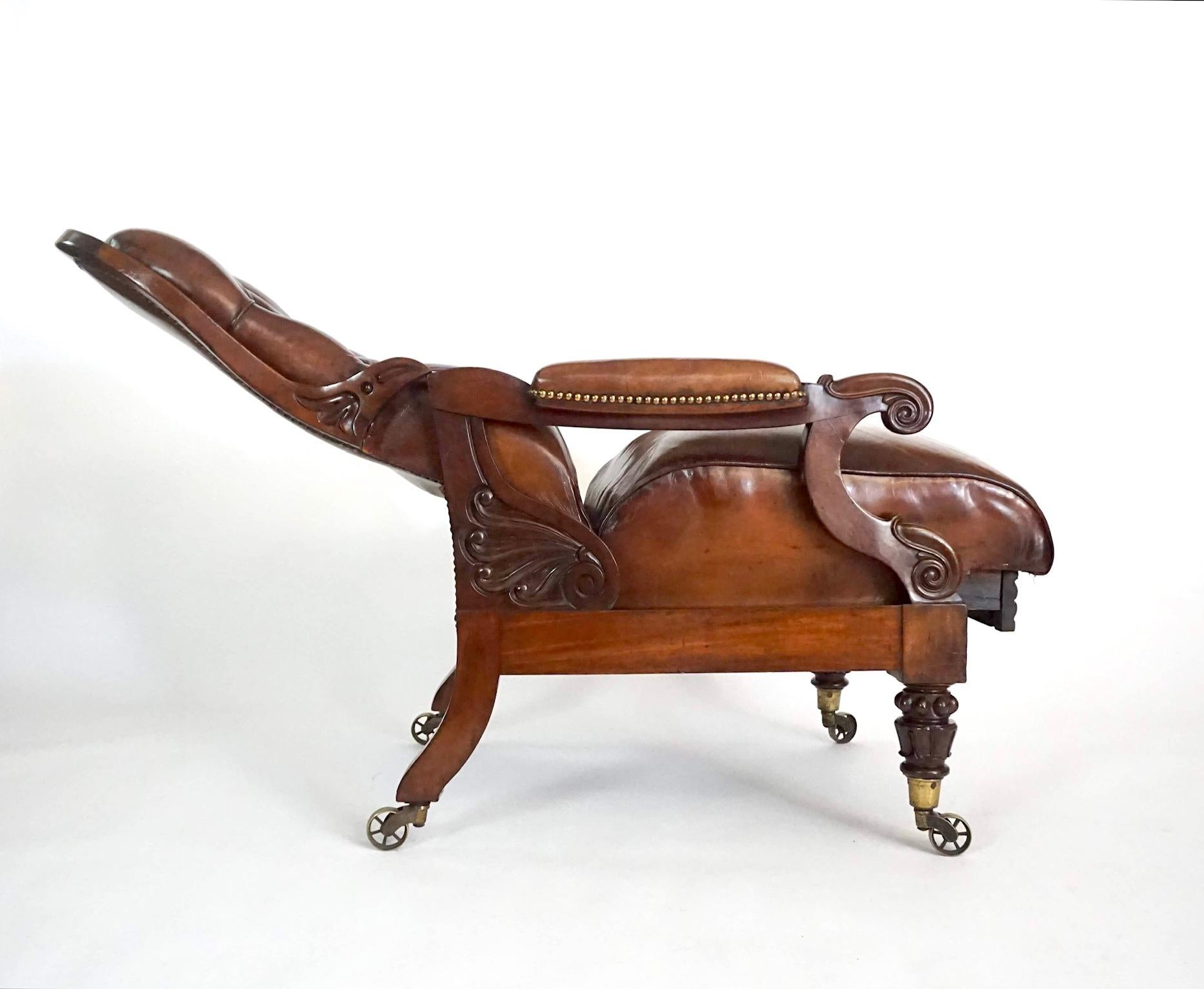XIX secolo Poltrona reclinabile in mogano imbottita in pelle Regency, 1830 circa in vendita