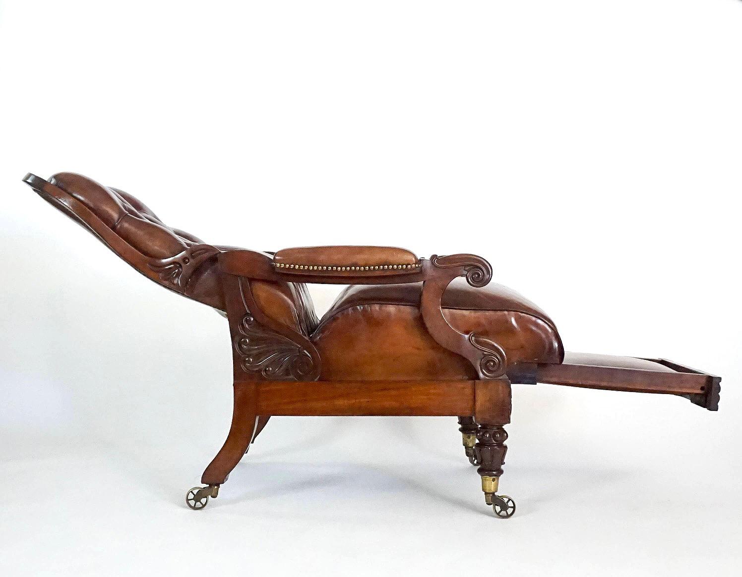Fauteuil inclinable Regency en acajou tapissé de cuir, vers 1830 en vente 1