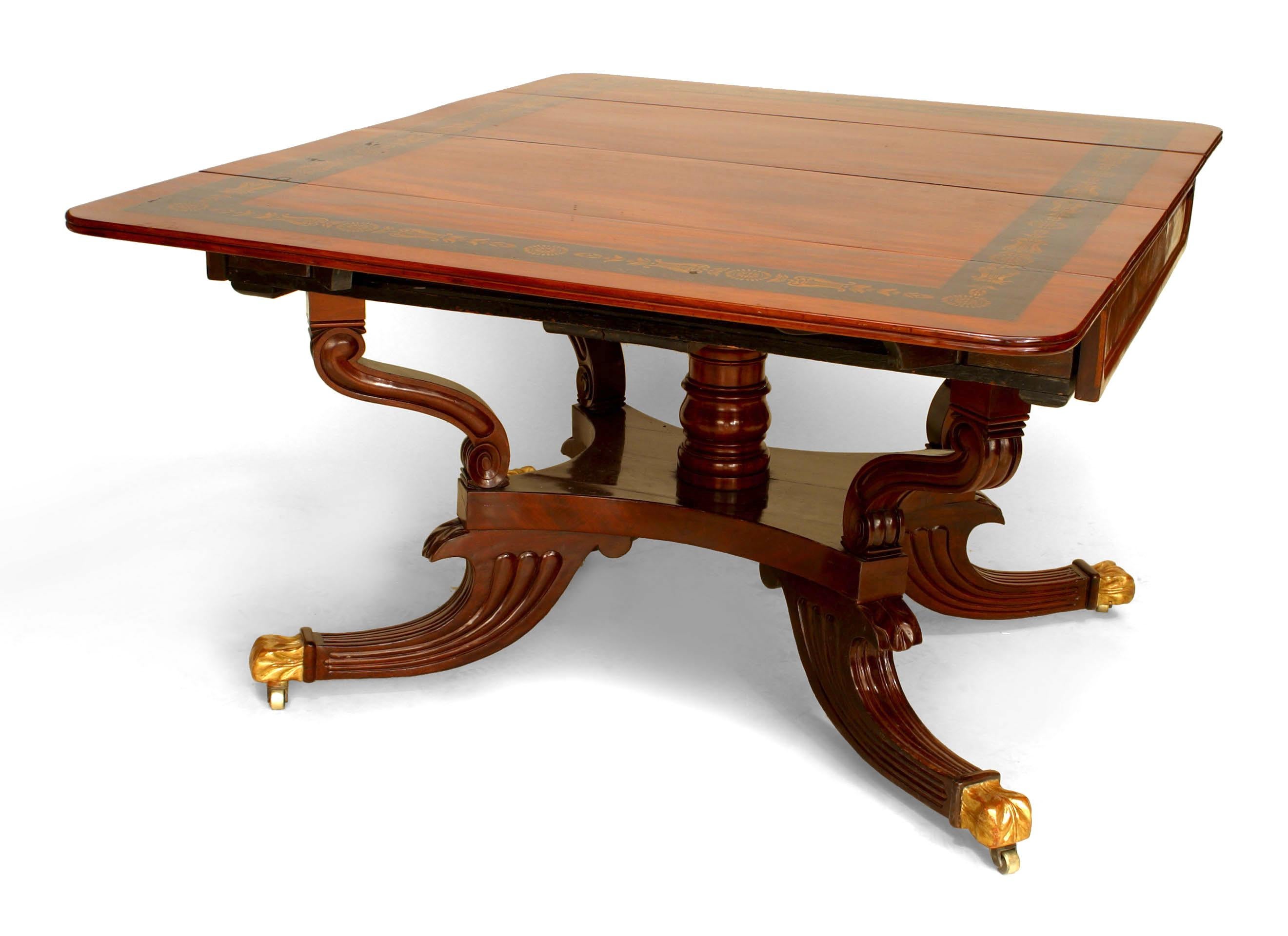 Table de salle à manger Regency anglaise en acajou et garniture dorée avec un plateau peint à bandes de feuillage sur un socle à colonne tournée avec 4 pieds cannelés et des roulettes en laiton (6 feuilles).
