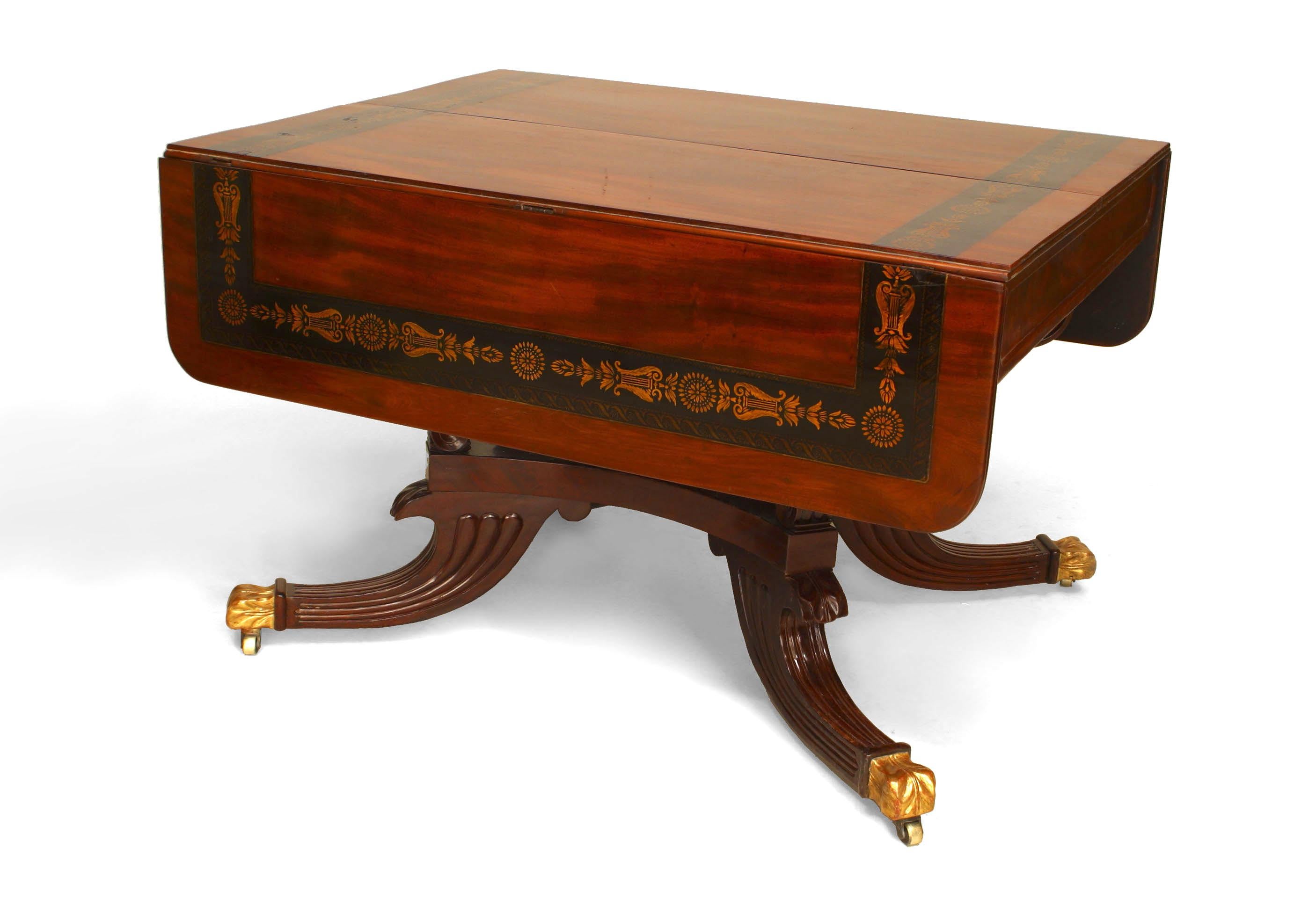 Table de salle à manger en acajou et doré de style Régence anglaise Bon état - En vente à Queens, NY