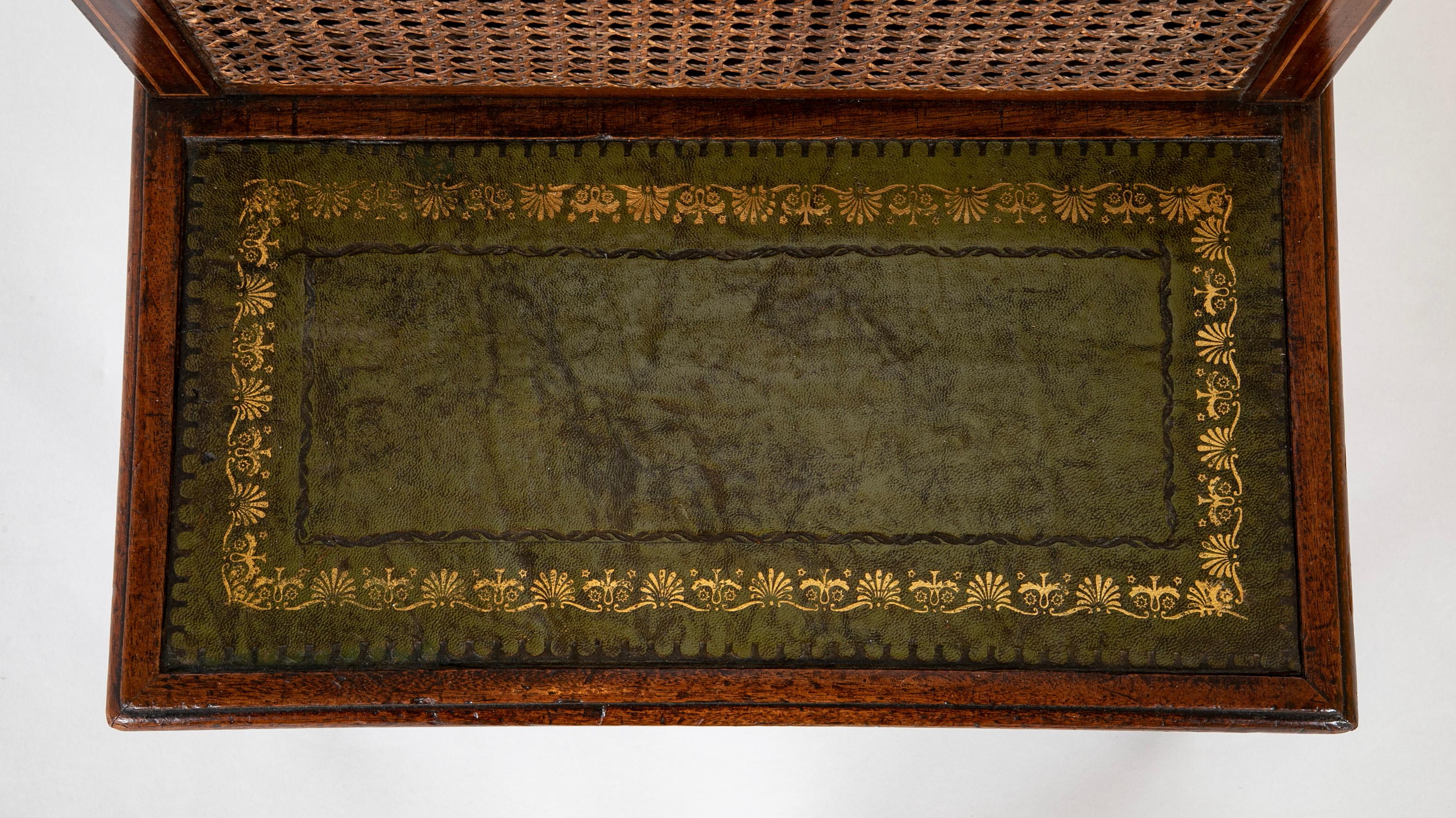 Englische Regency-Mahagoni-Bettstühle im Regency-Stil mit Original-Leder und Schilfrohr (19. Jahrhundert) im Angebot