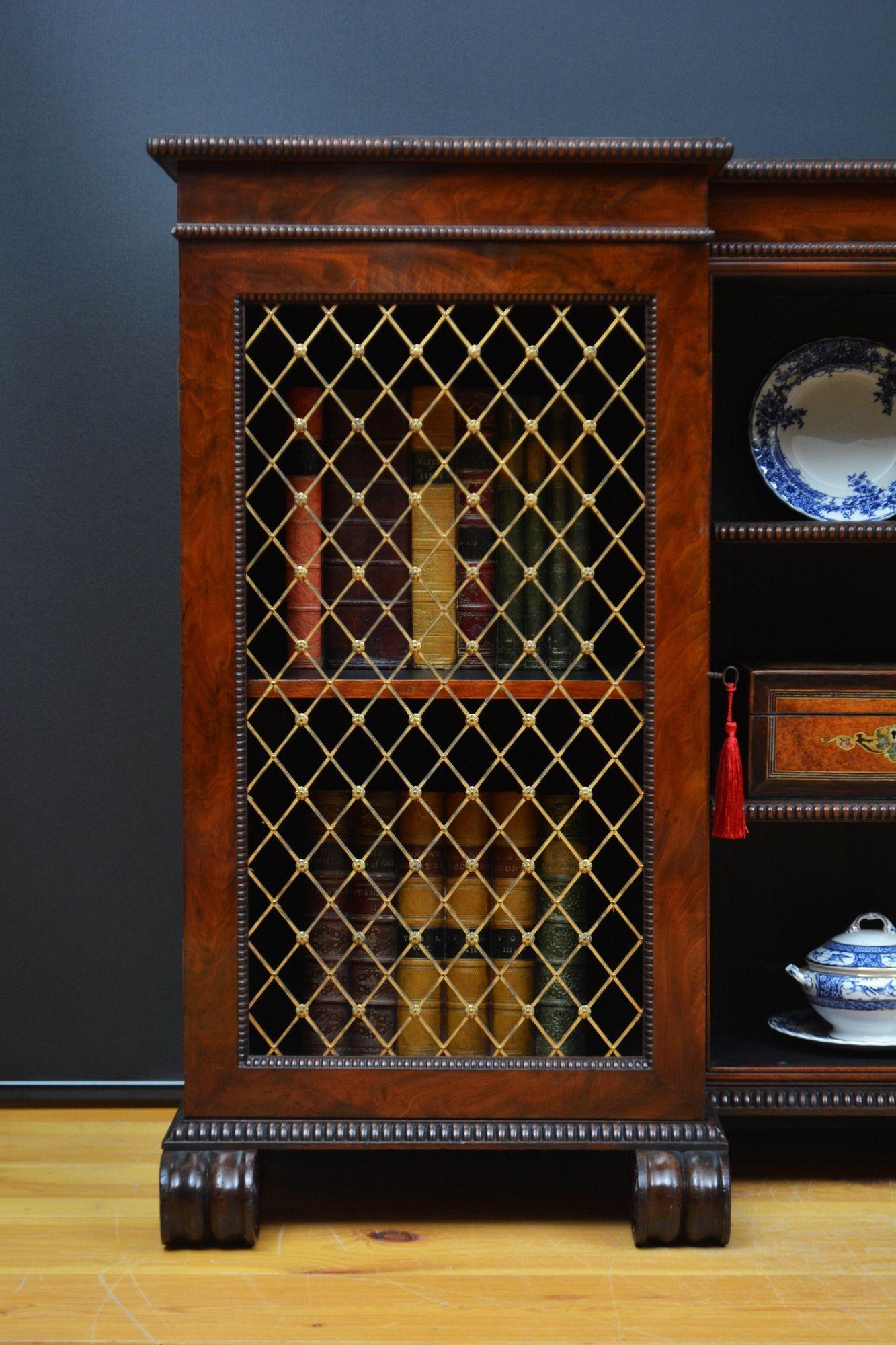 Bibliothèque ou buffet de style English Regency en acajou à la manière de Gillows en vente 4