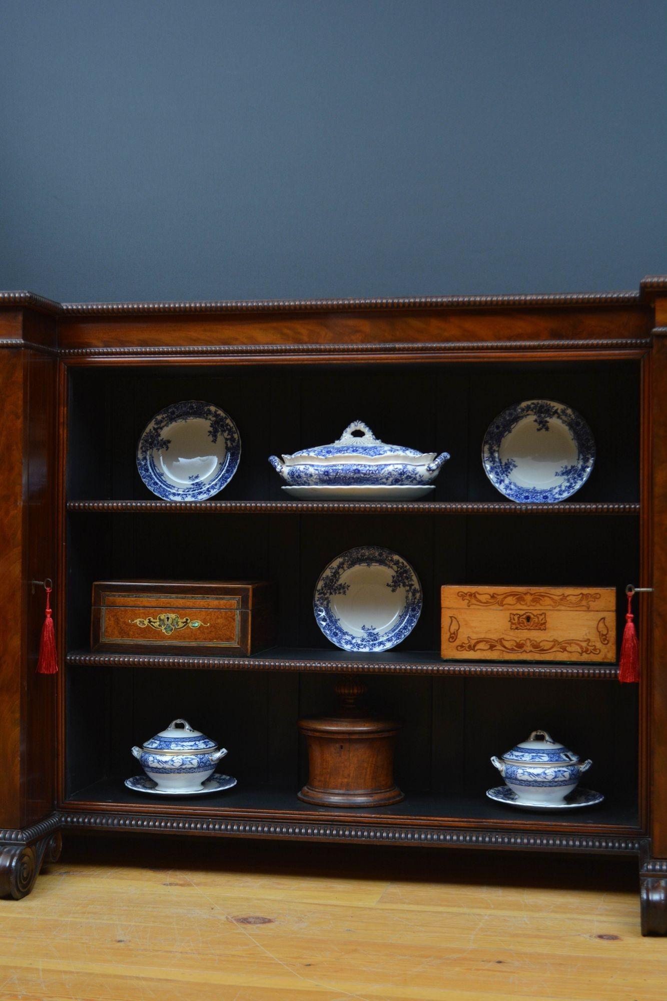 Bibliothèque ou buffet de style English Regency en acajou à la manière de Gillows en vente 5