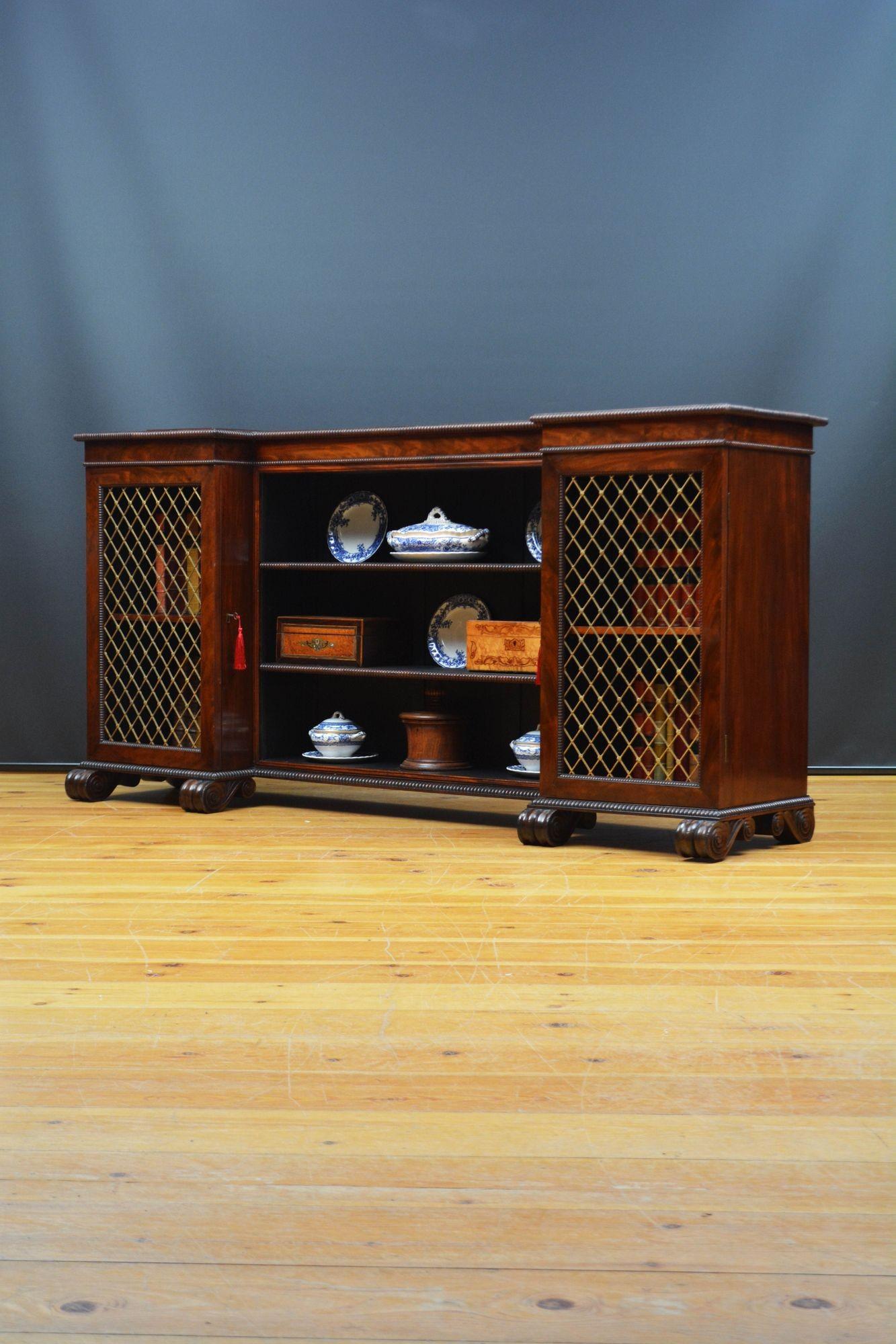 J041 Bibliothèque ou buffet inversé de style Régence anglaise de la plus haute qualité, avec un plateau en acajou flammé au grain remarquable, deux plates-formes d'exposition à chaque extrémité et un bord perlé au-dessus d'une frise peu profonde
