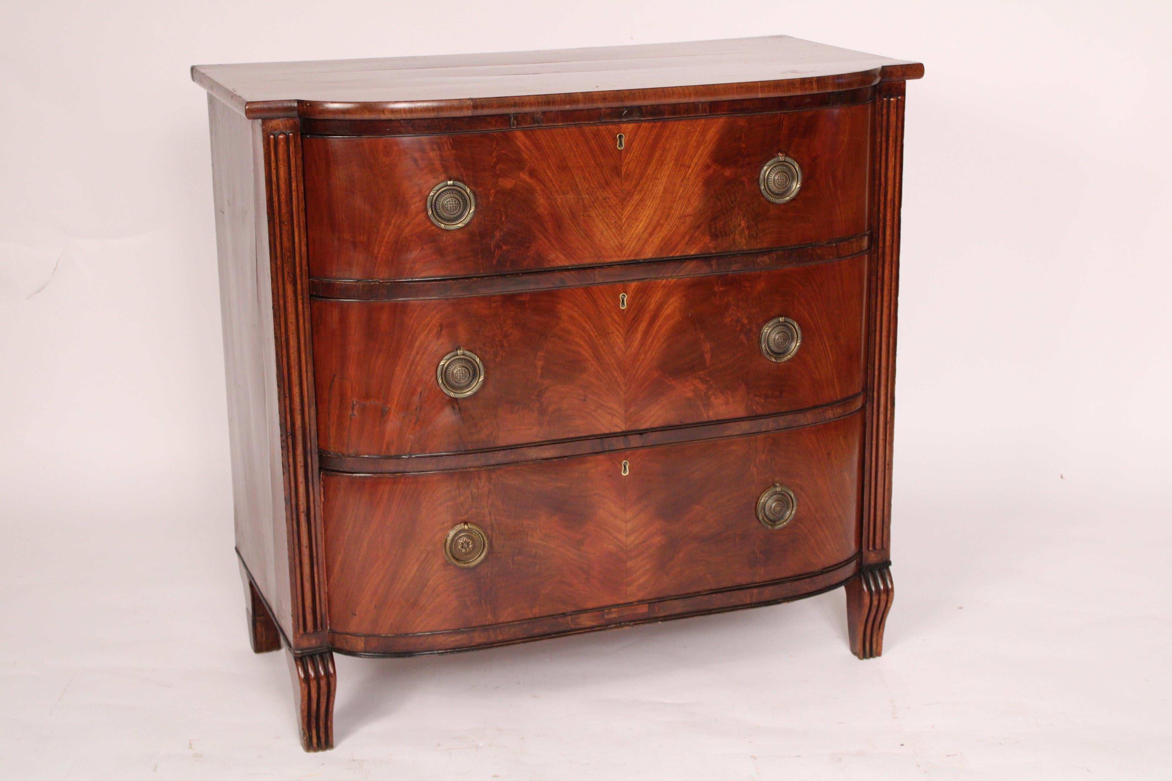 English Regency Mahogany Bow Front Chest of drawers In Good Condition For Sale In Laguna Beach, CA