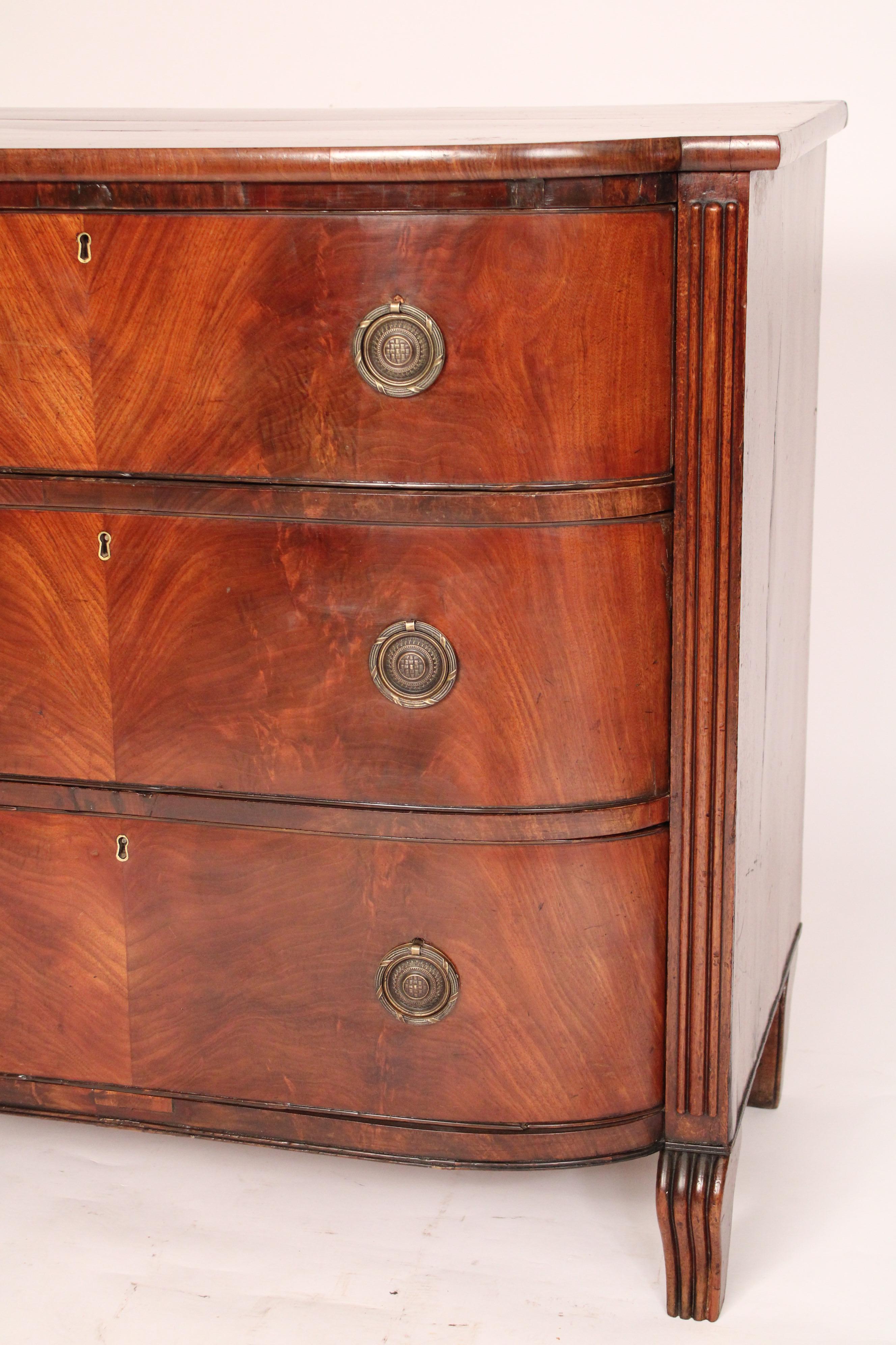 English Regency Mahogany Bow Front Chest of drawers For Sale 2
