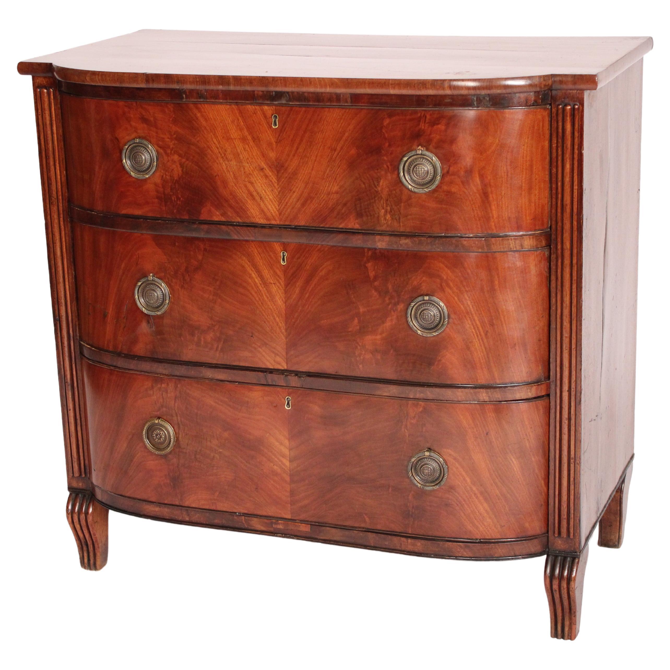 English Regency Mahogany Bow Front Chest of drawers For Sale
