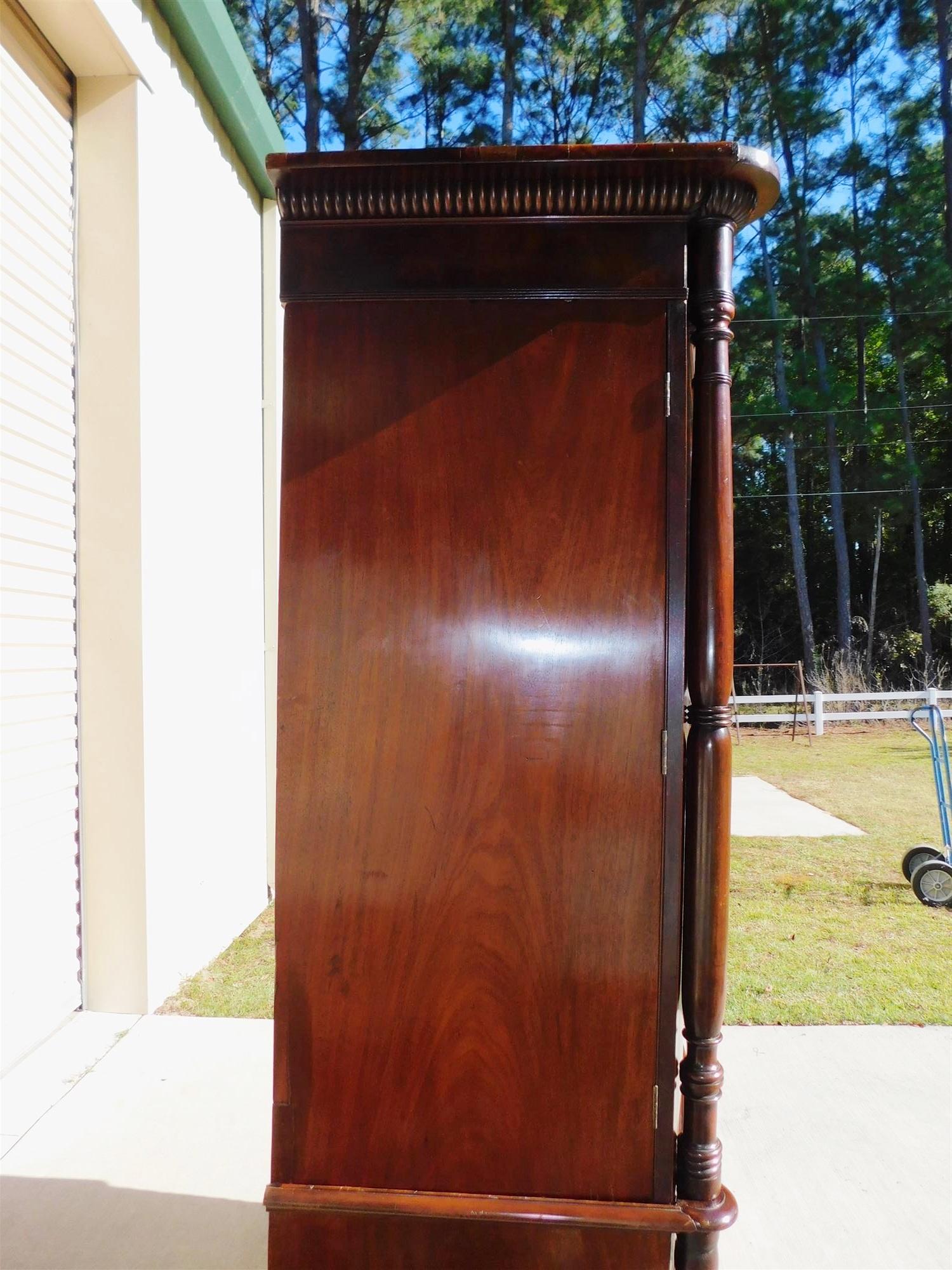 Englisch Regency Mahagoni Bow Front Gadrooned Leinen Presse w / Orig. Blechbläser, 1800 im Zustand „Hervorragend“ im Angebot in Charleston, SC