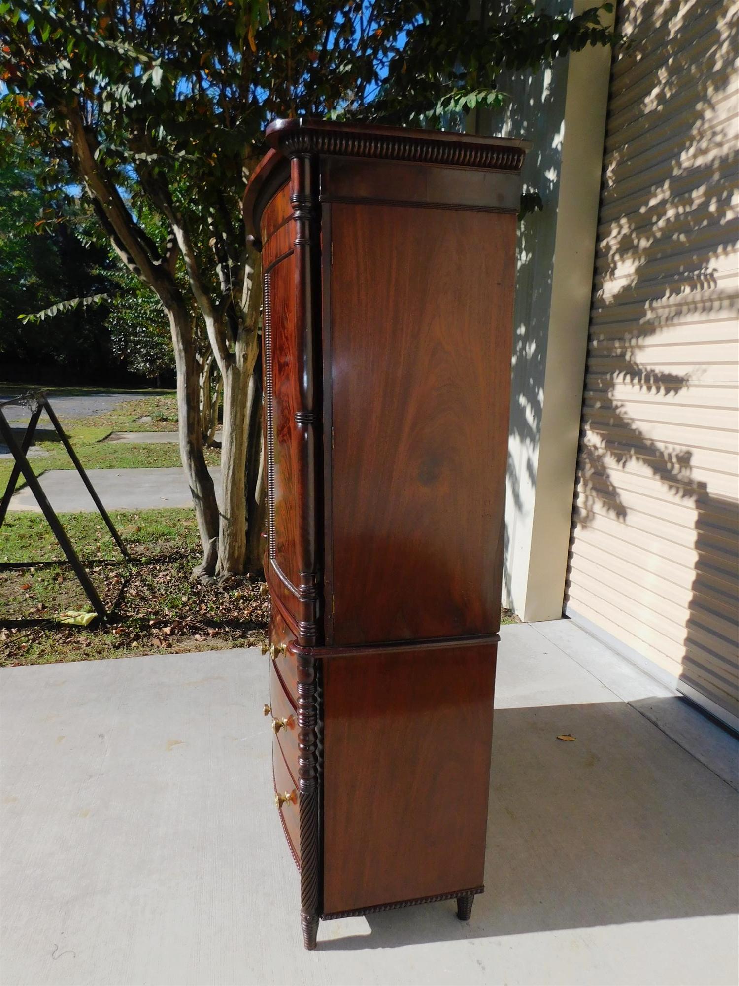 Englisch Regency Mahagoni Bow Front Gadrooned Leinen Presse w / Orig. Blechbläser, 1800 (Messing) im Angebot