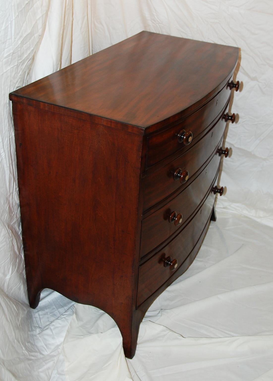 English Regency Mahogany Bowfront Chest of Four Graduated Drawers In Good Condition In Wells, ME