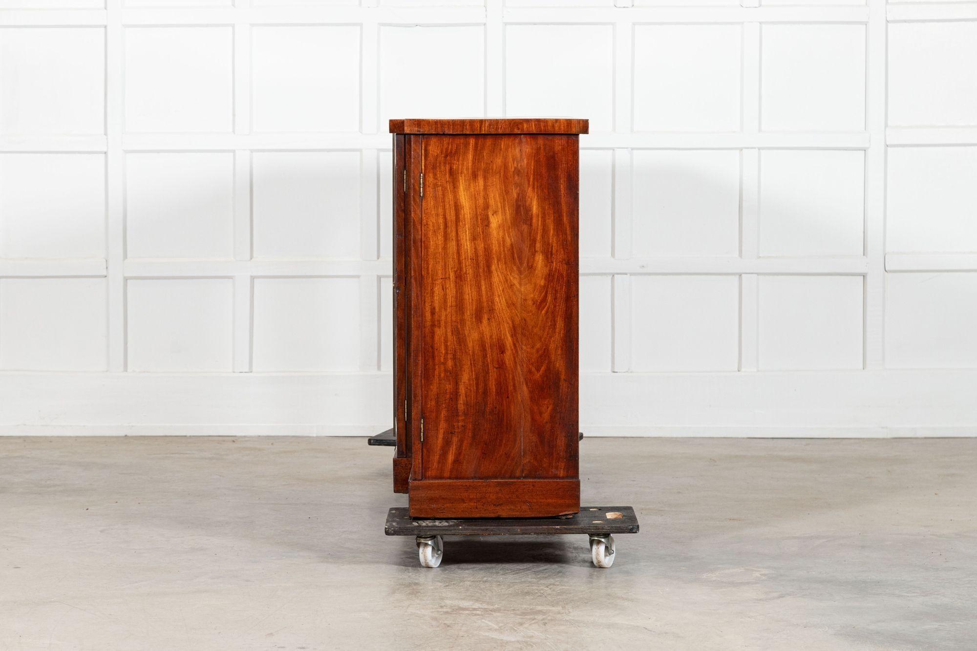 Credenza inglese Regency in mogano con ante a scomparsa in vendita 5