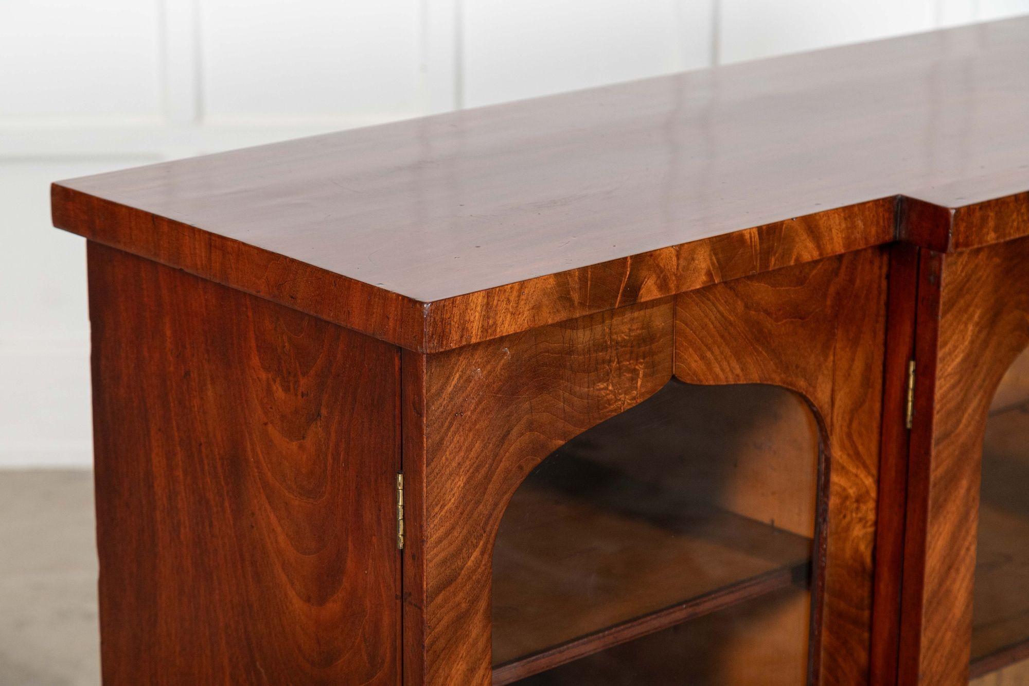 Credenza inglese Regency in mogano con ante a scomparsa in vendita 6