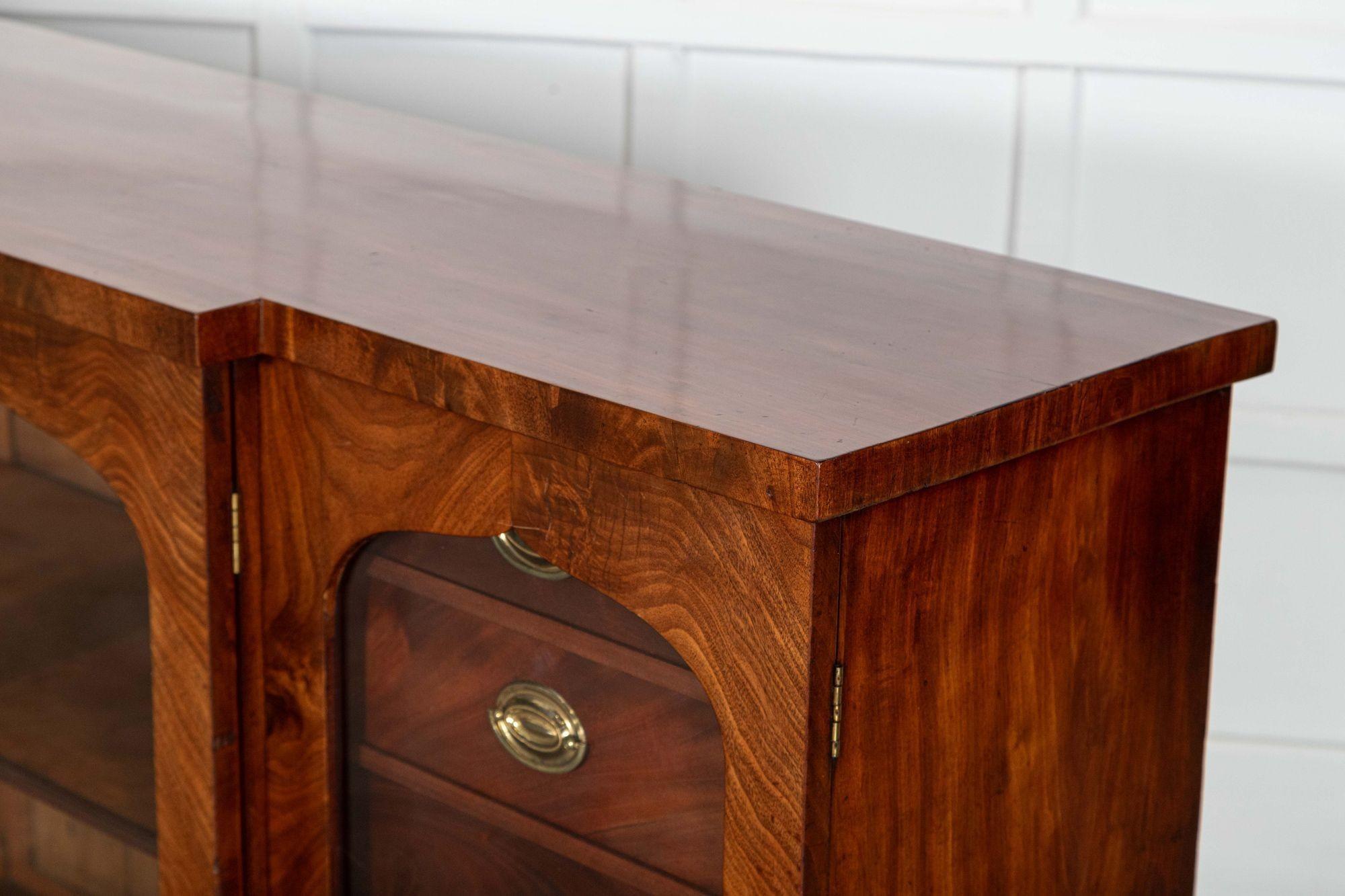 Credenza inglese Regency in mogano con ante a scomparsa in vendita 9