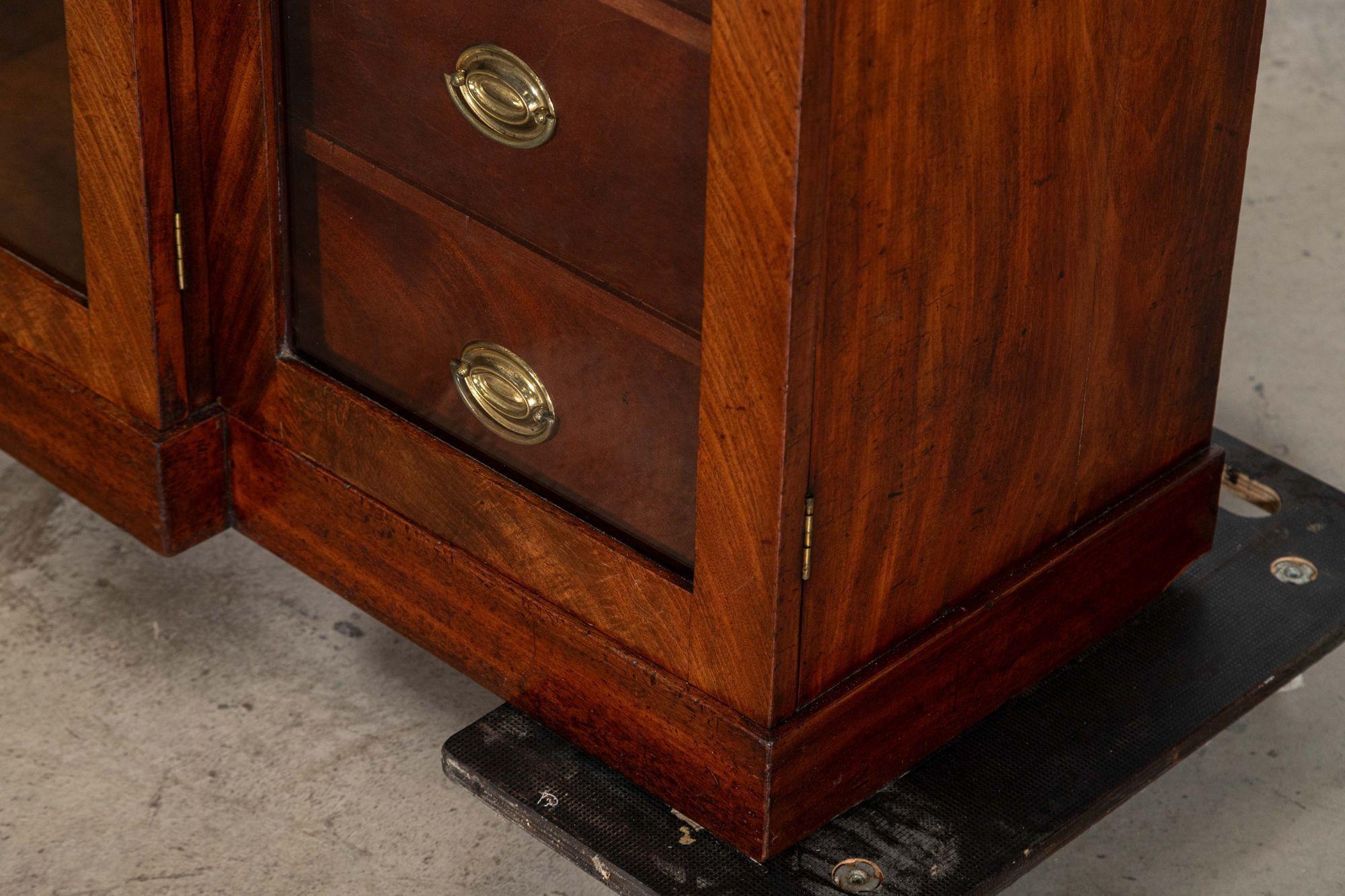 Credenza inglese Regency in mogano con ante a scomparsa in vendita 11