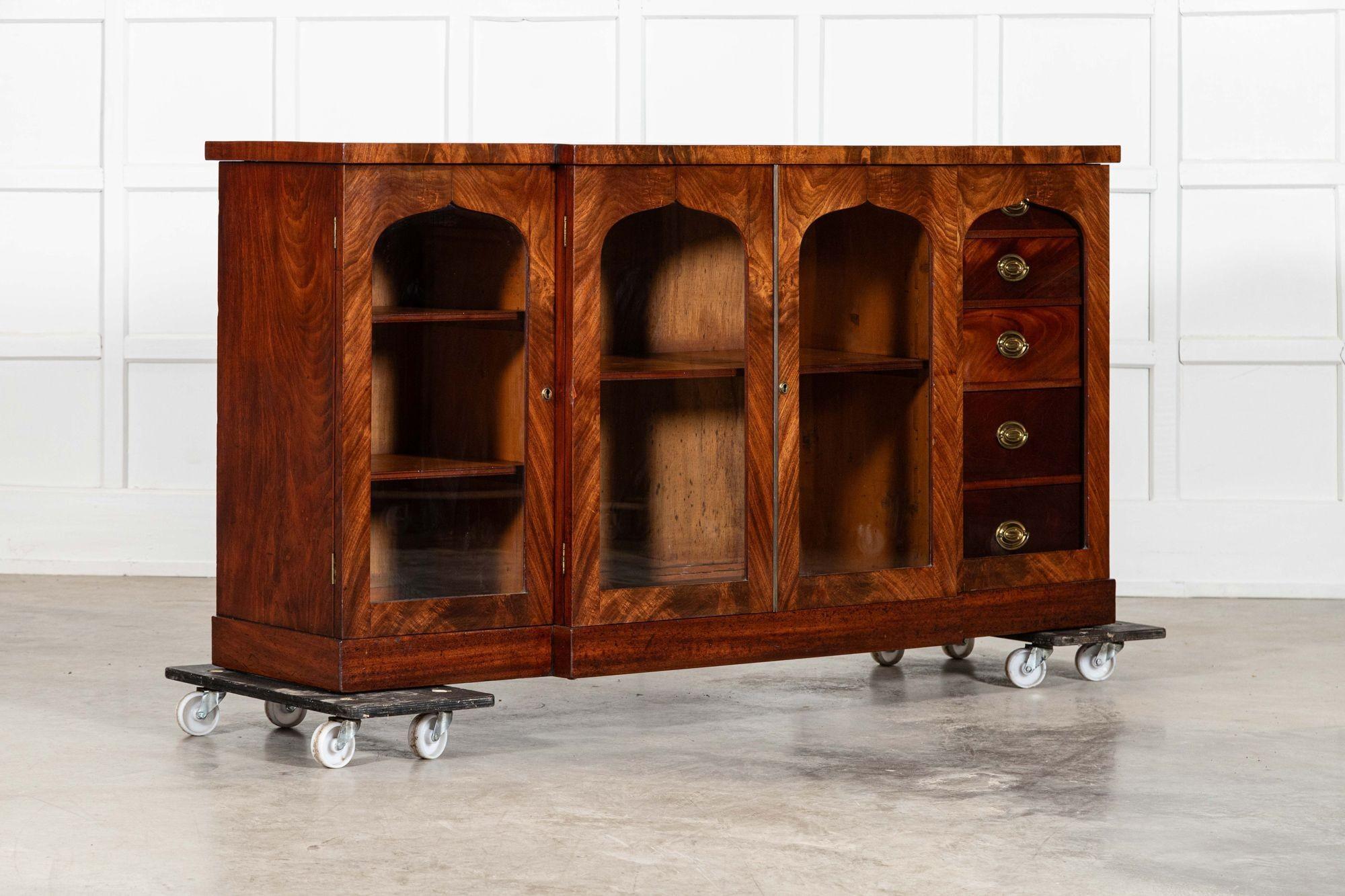 Credenza inglese Regency in mogano con ante a scomparsa In condizioni buone in vendita a Staffordshire, GB