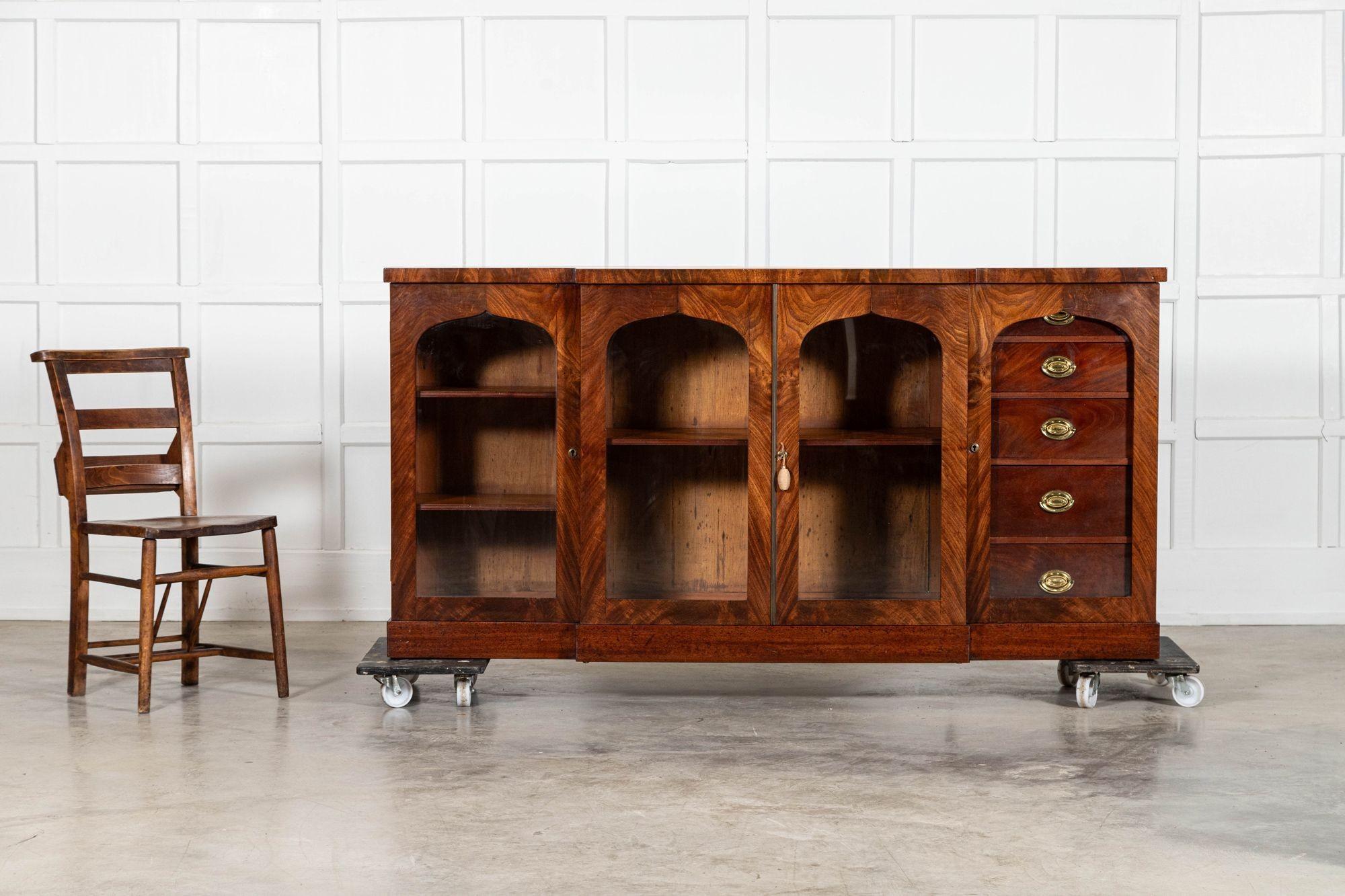 XIX secolo Credenza inglese Regency in mogano con ante a scomparsa in vendita
