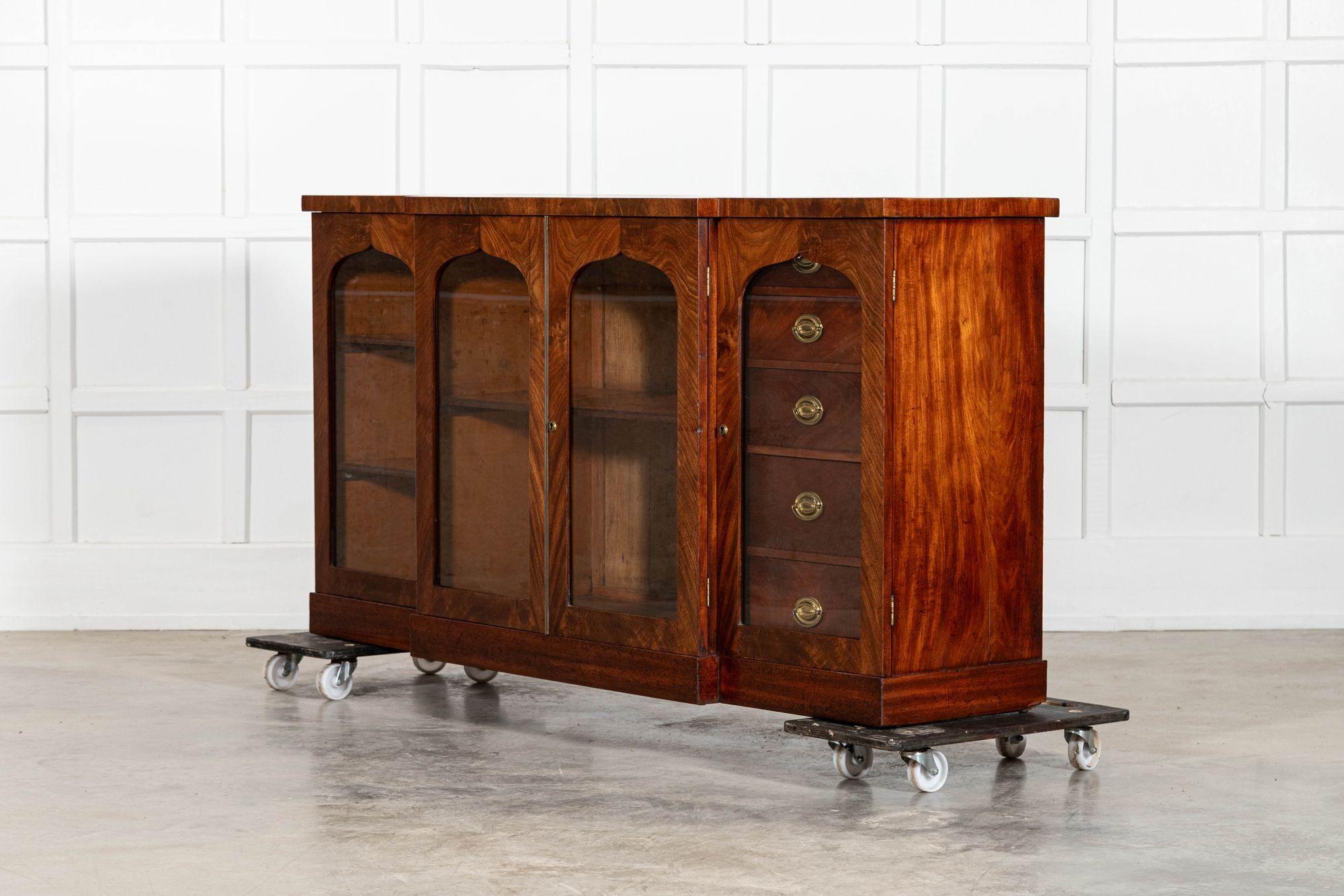 Mogano Credenza inglese Regency in mogano con ante a scomparsa in vendita