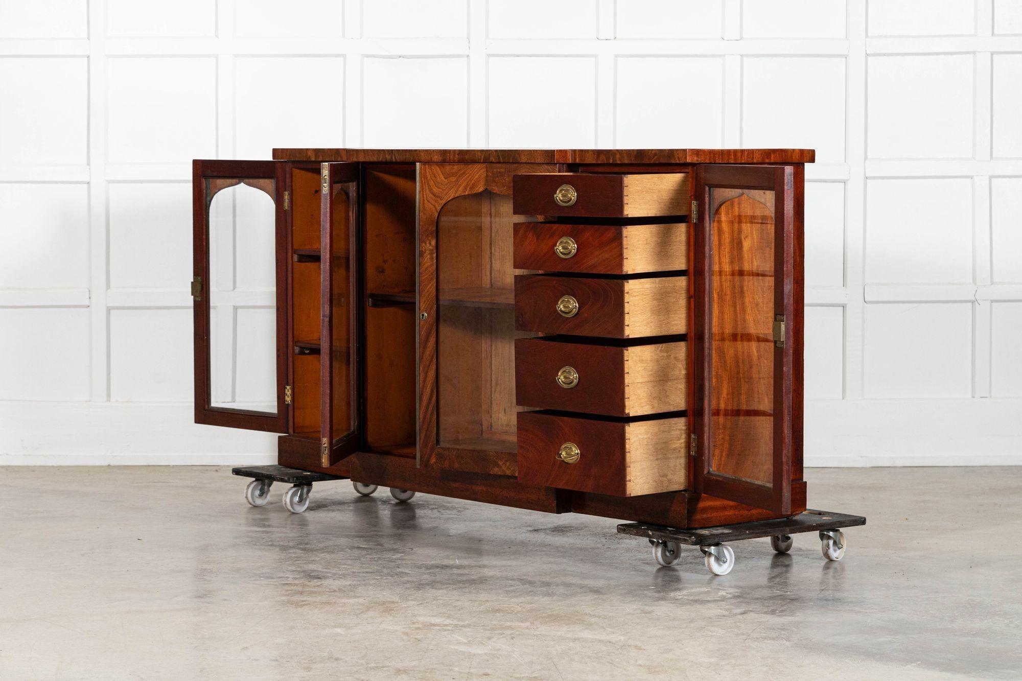 Credenza inglese Regency in mogano con ante a scomparsa in vendita 2