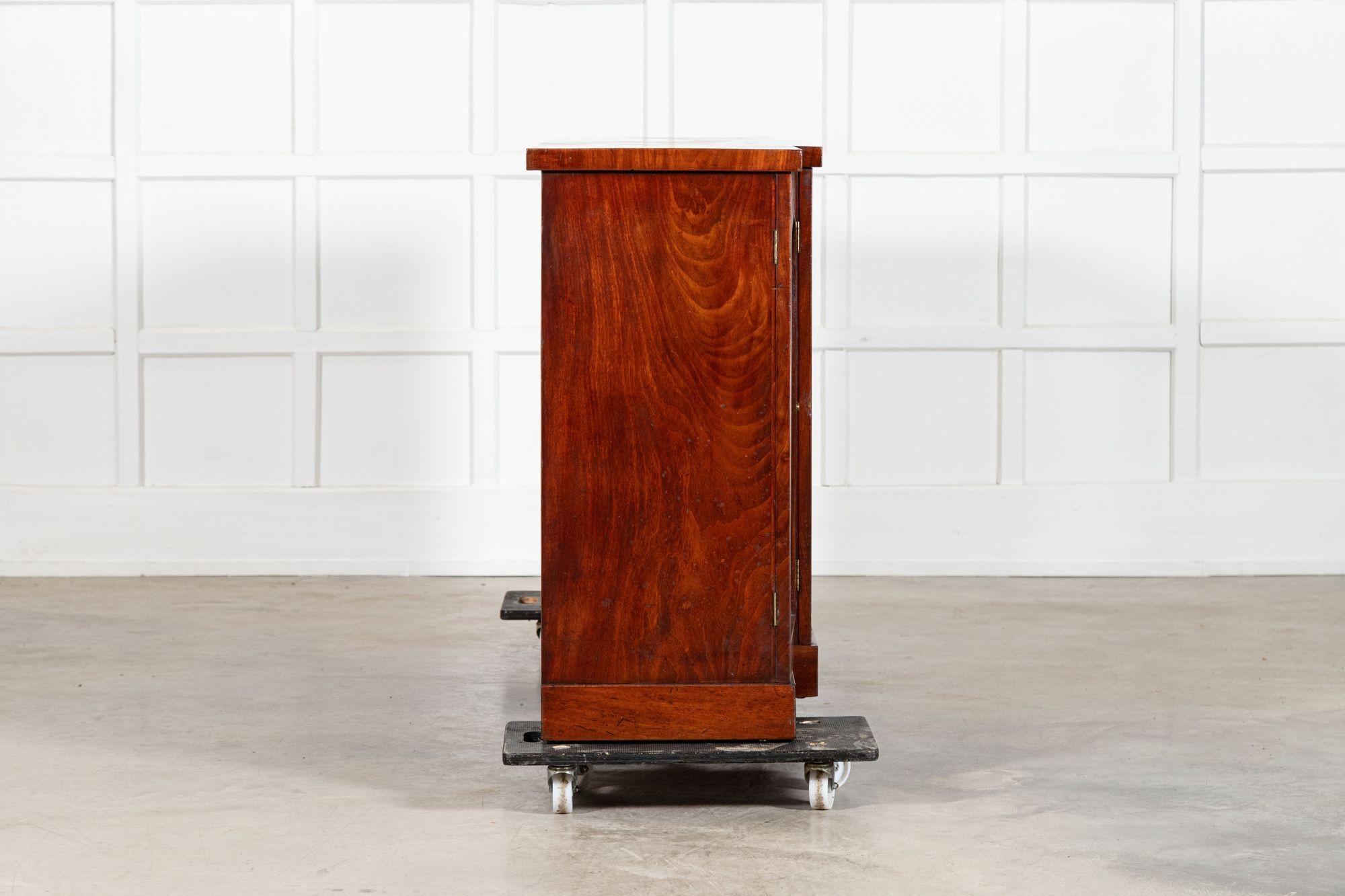 Credenza inglese Regency in mogano con ante a scomparsa in vendita 4