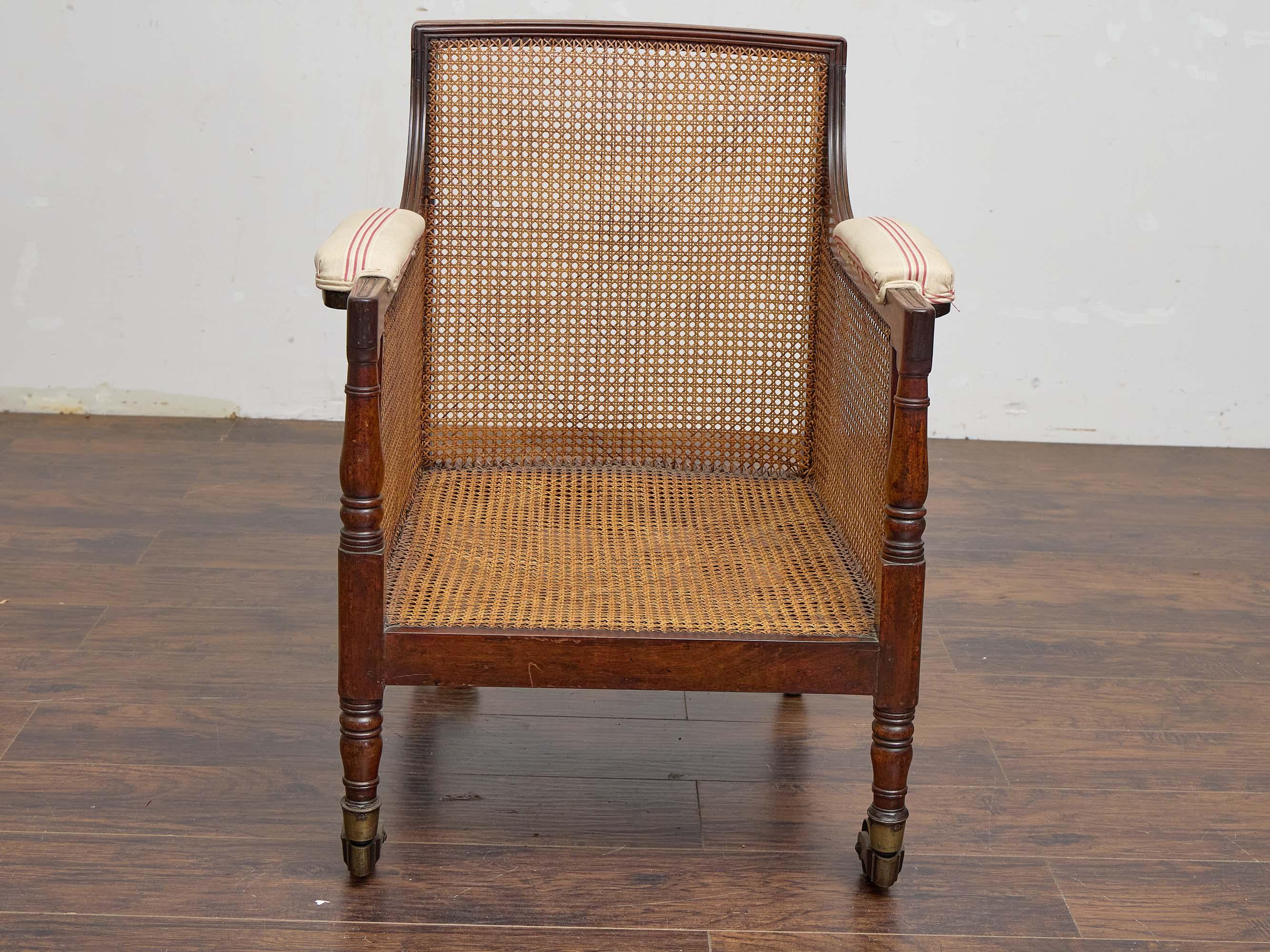 Sillón de caoba de la Regencia inglesa con respaldo de caña y cojines de rayas acolchados en venta 3