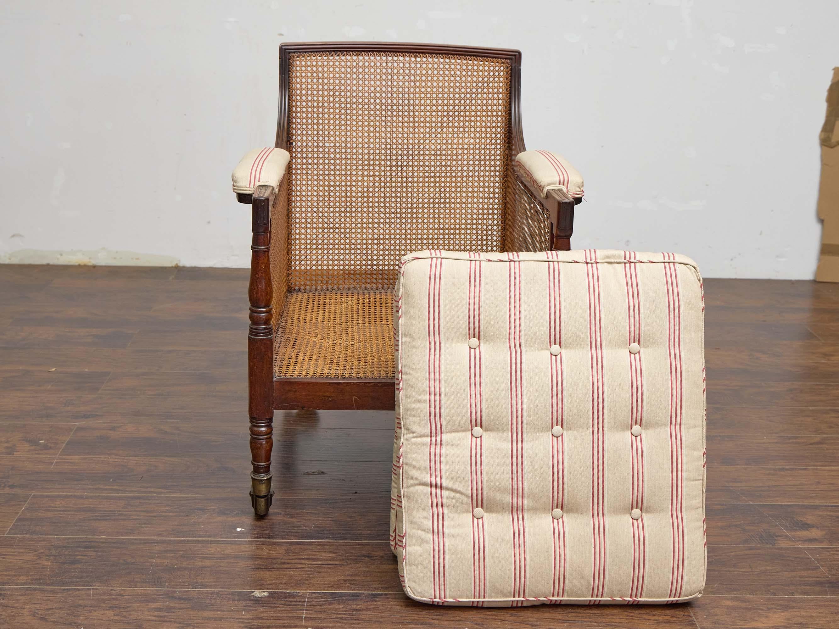 Sillón de caoba de la Regencia inglesa con respaldo de caña y cojines de rayas acolchados en venta 4