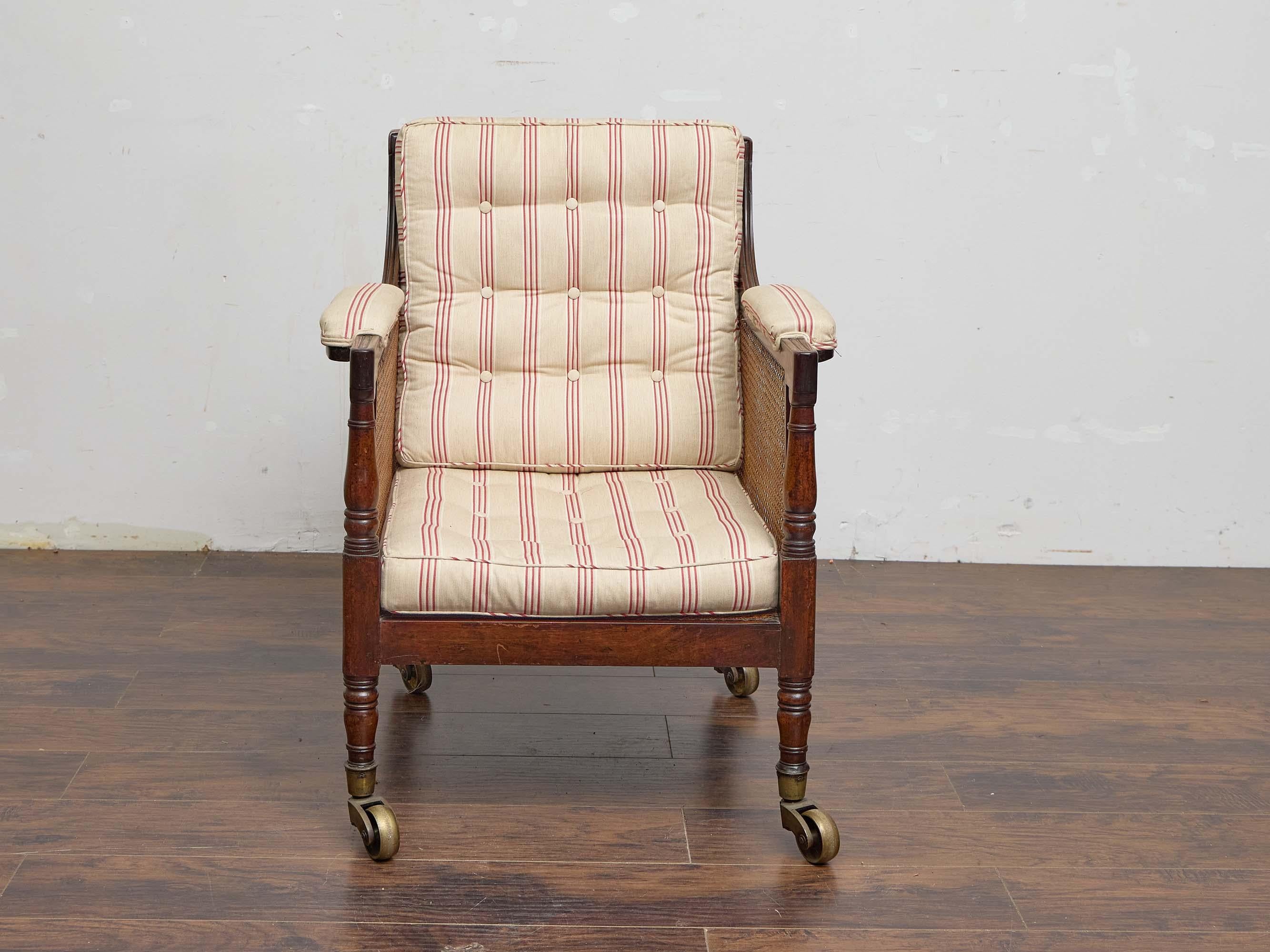 Sillón de caoba de la Regencia inglesa con respaldo de caña y cojines de rayas acolchados en venta 5