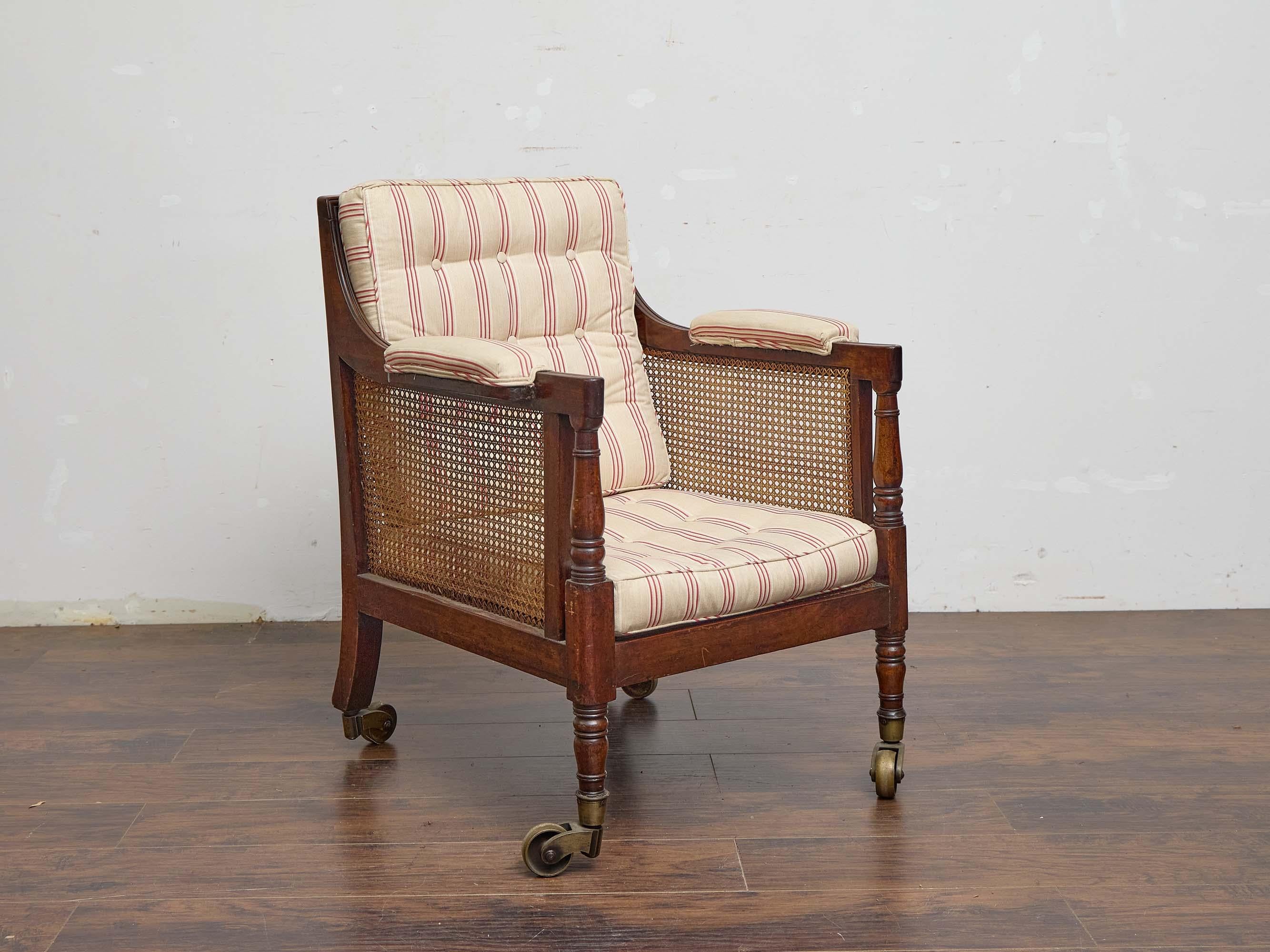 Sillón de caoba de la Regencia inglesa con respaldo de caña y cojines de rayas acolchados Inglés en venta