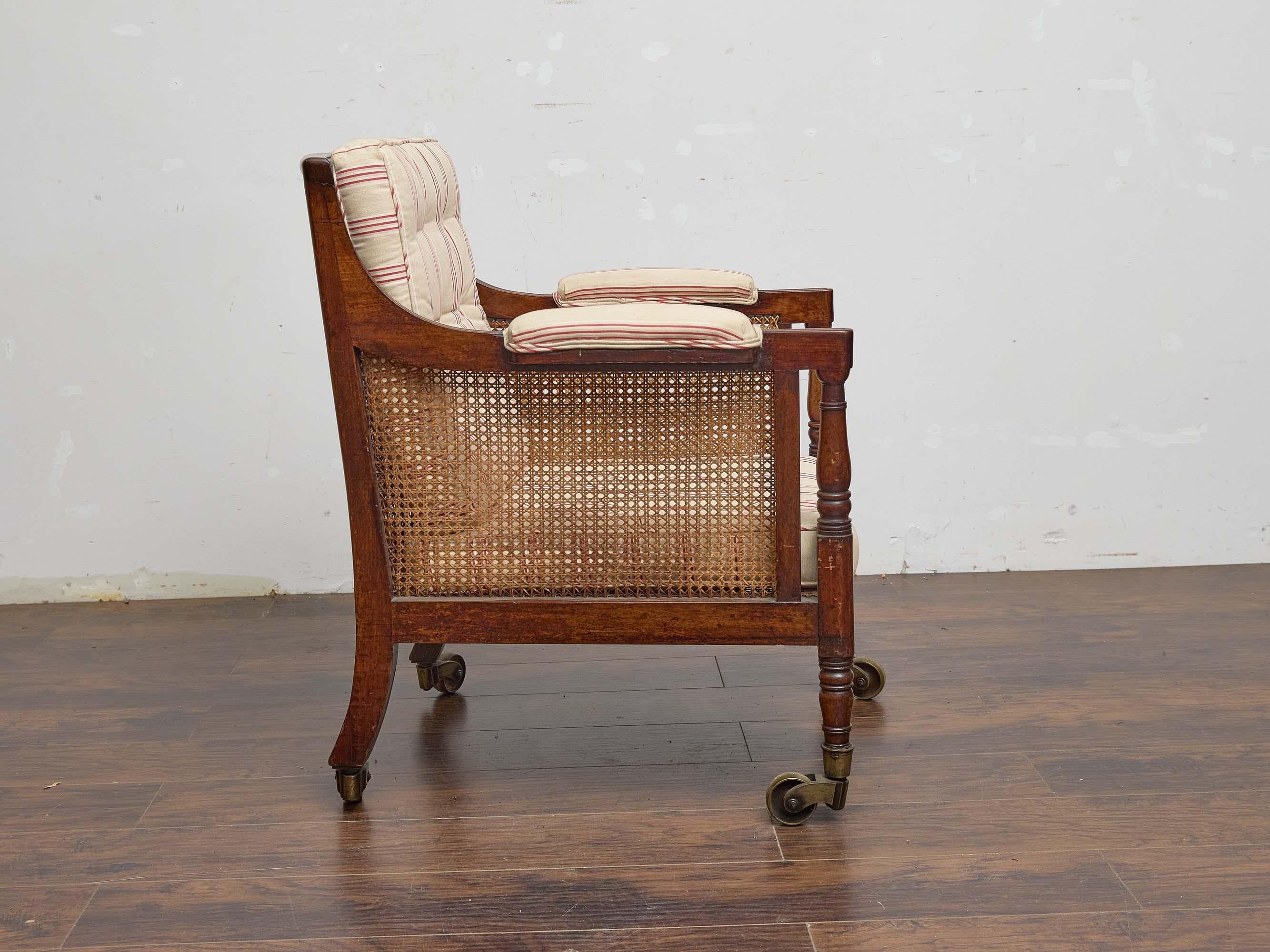 Sillón de caoba de la Regencia inglesa con respaldo de caña y cojines de rayas acolchados Manchado en venta