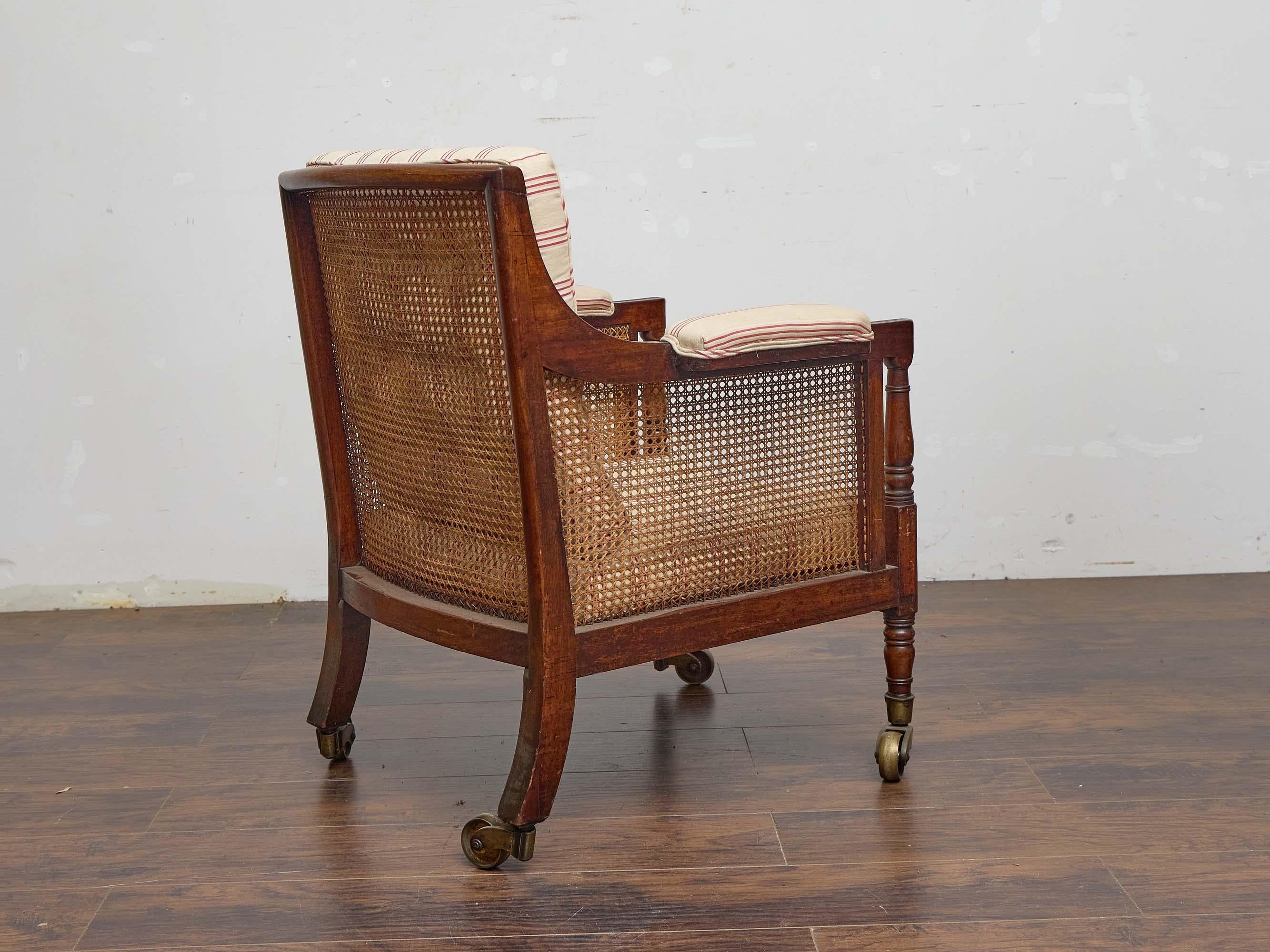 Sillón de caoba de la Regencia inglesa con respaldo de caña y cojines de rayas acolchados en Bueno estado para la venta en Atlanta, GA