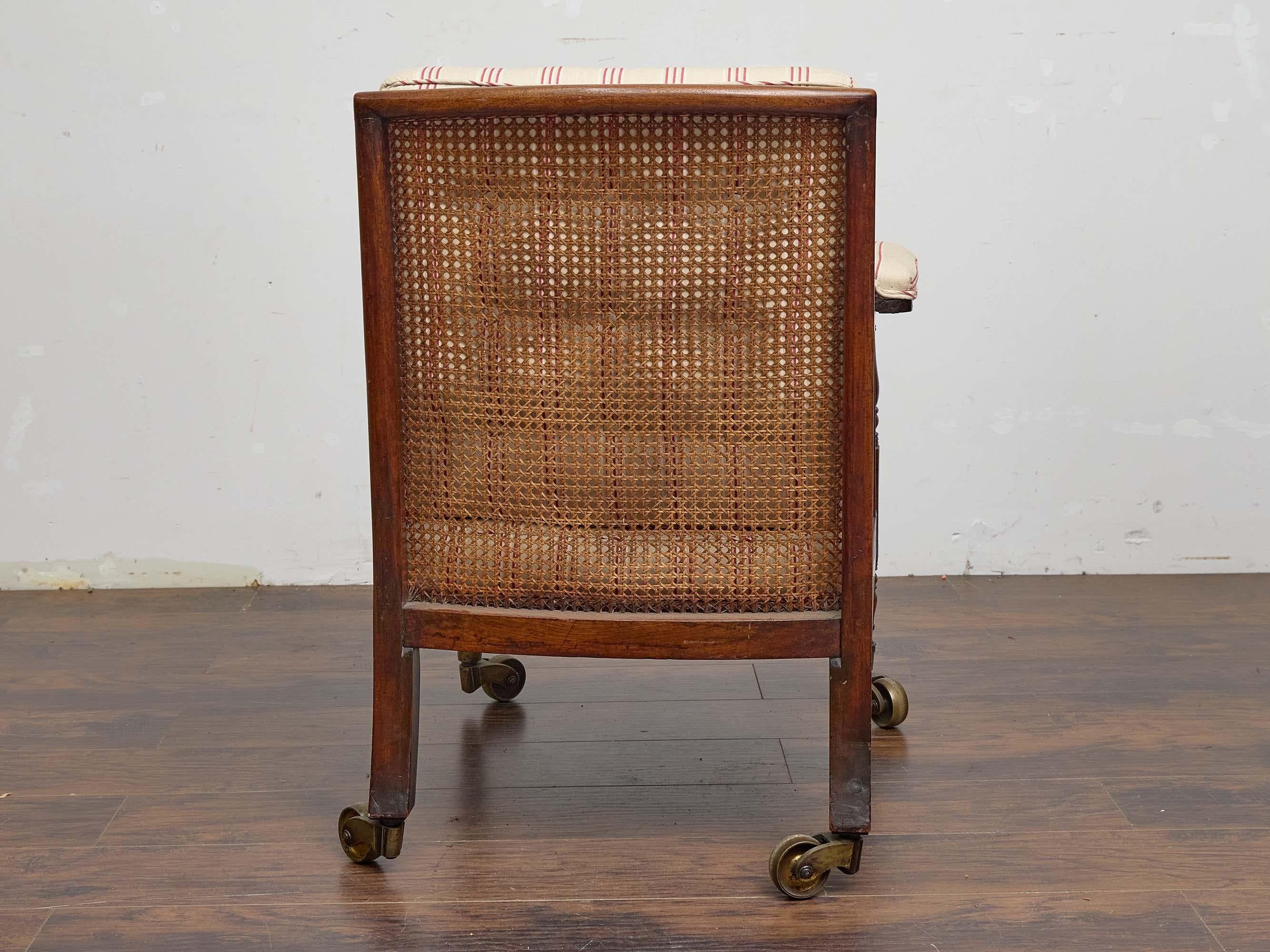 Sillón de caoba de la Regencia inglesa con respaldo de caña y cojines de rayas acolchados siglo XIX en venta
