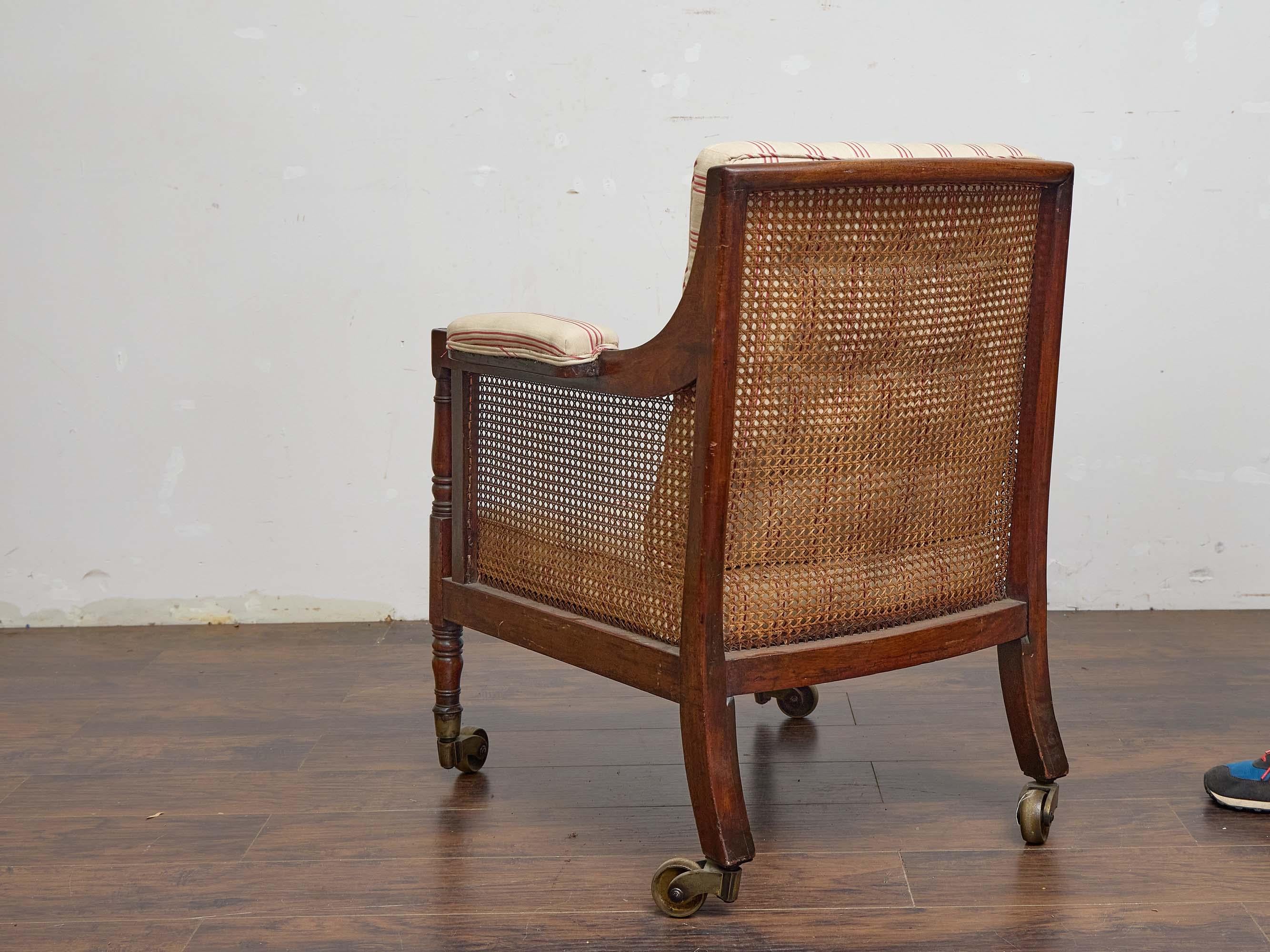Sillón de caoba de la Regencia inglesa con respaldo de caña y cojines de rayas acolchados Tapicería en venta