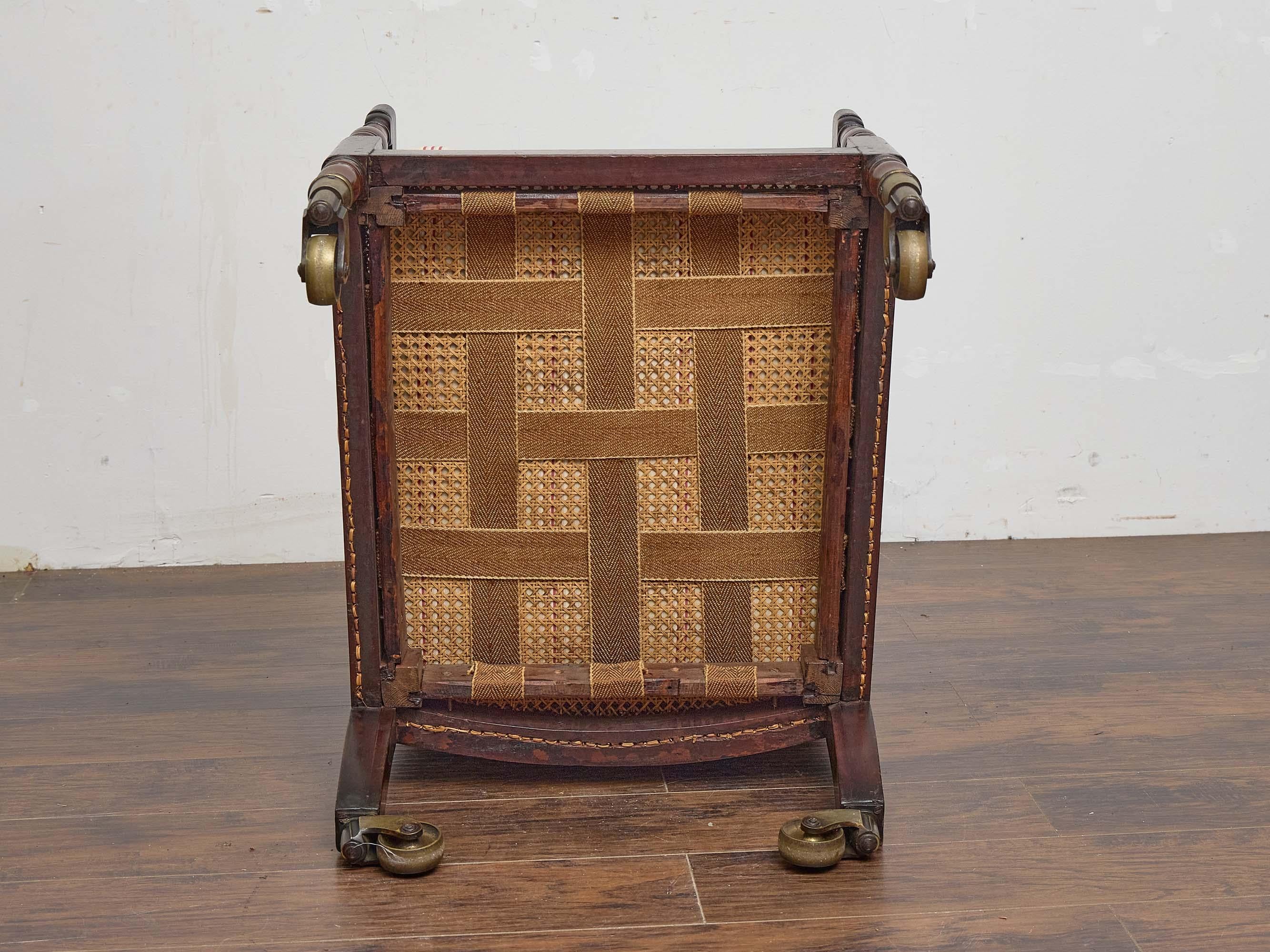 Sillón de caoba de la Regencia inglesa con respaldo de caña y cojines de rayas acolchados en venta 2
