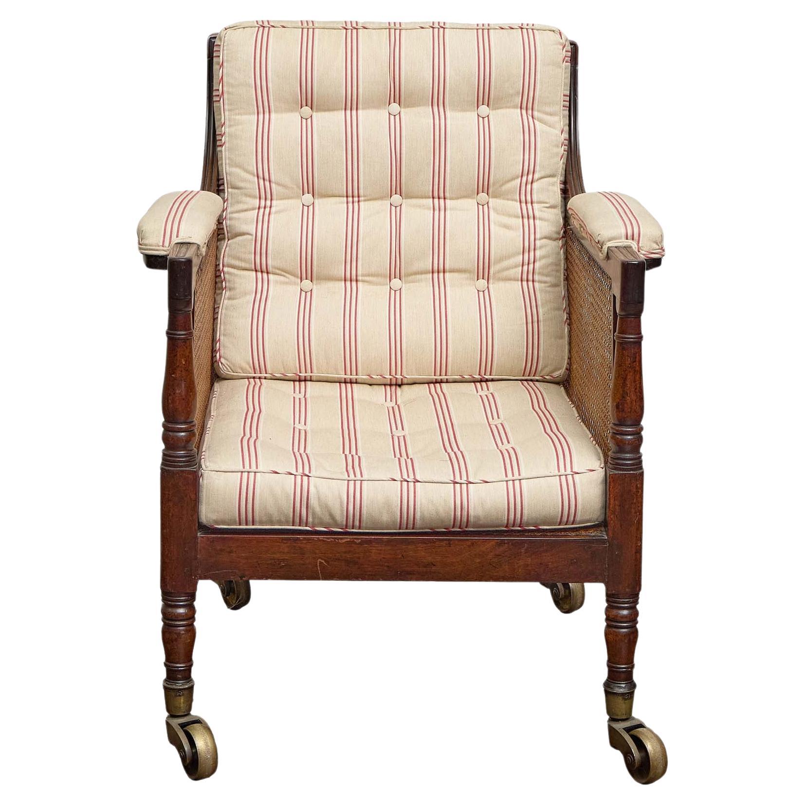Sillón de caoba de la Regencia inglesa con respaldo de caña y cojines de rayas acolchados en venta
