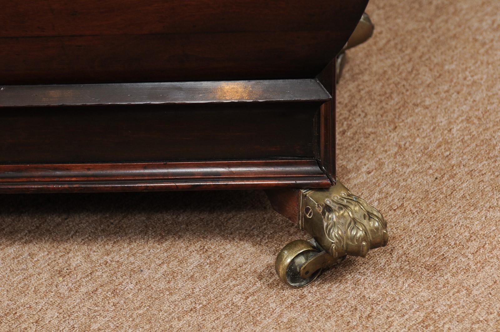 Cellarette anglaise de style Régence en acajou avec pieds en pattes de laiton, début du 19ème siècle en vente 7